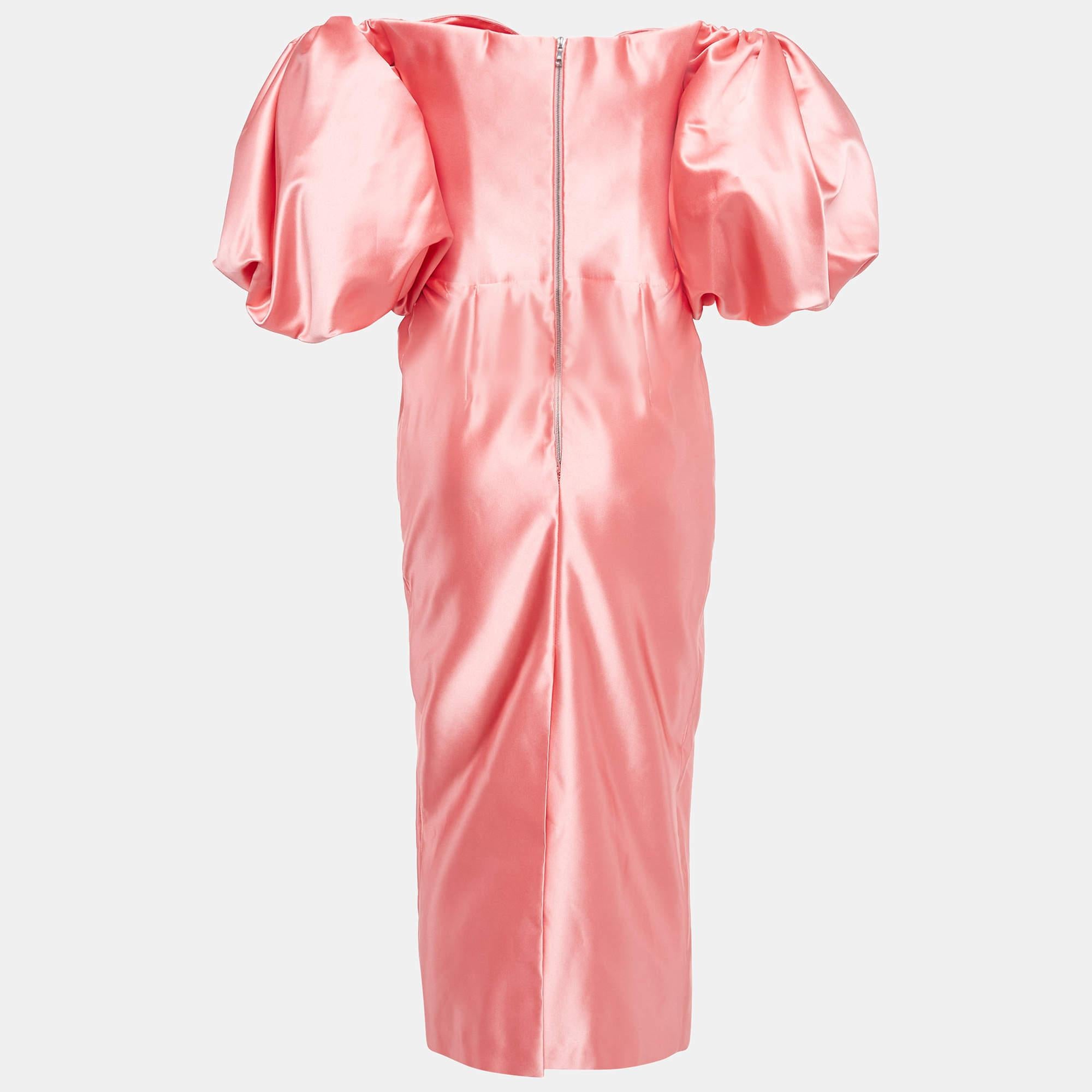 L'abito Rosario è caratterizzato da uno splendido corpetto a corsetto e da voluminose maniche a sbuffo che creano una silhouette perfetta. Realizzato in lussuoso raso, questo abito midi combina un'eleganza senza tempo con un tocco moderno. Perfetto