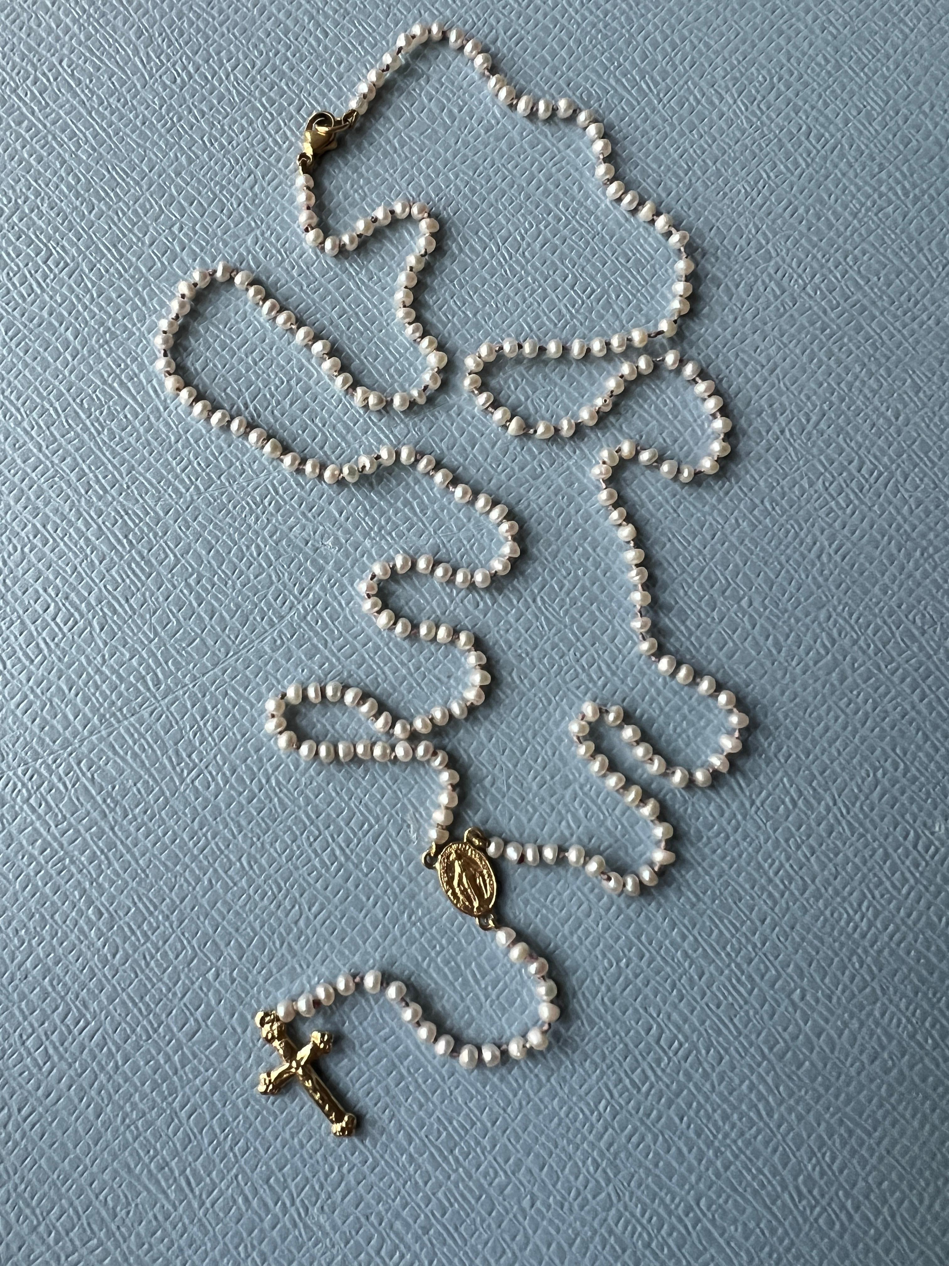 Rosario Collar Perla Blanca Cruz Crucifijo Virgen María Oro 14 Kilates 

La longitud alrededor del cuello es de 61 cm y la longitud total de la caída es de 39 cm

Los símbolos o medallas pueden convertirse en una poderosa herramienta de nuestro