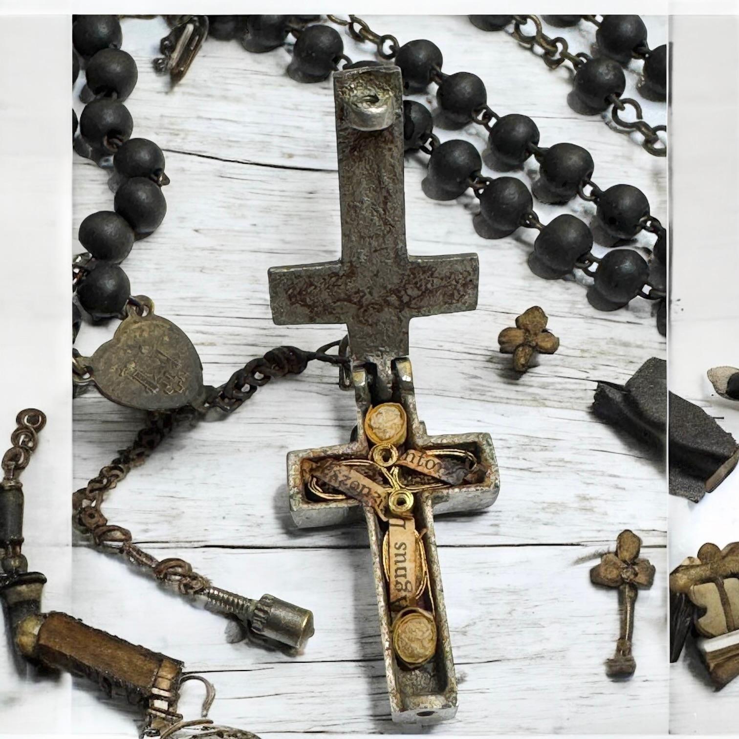 Pendentif Crucifix catholique Rosary Box avec relique d'un Saint en vente 4