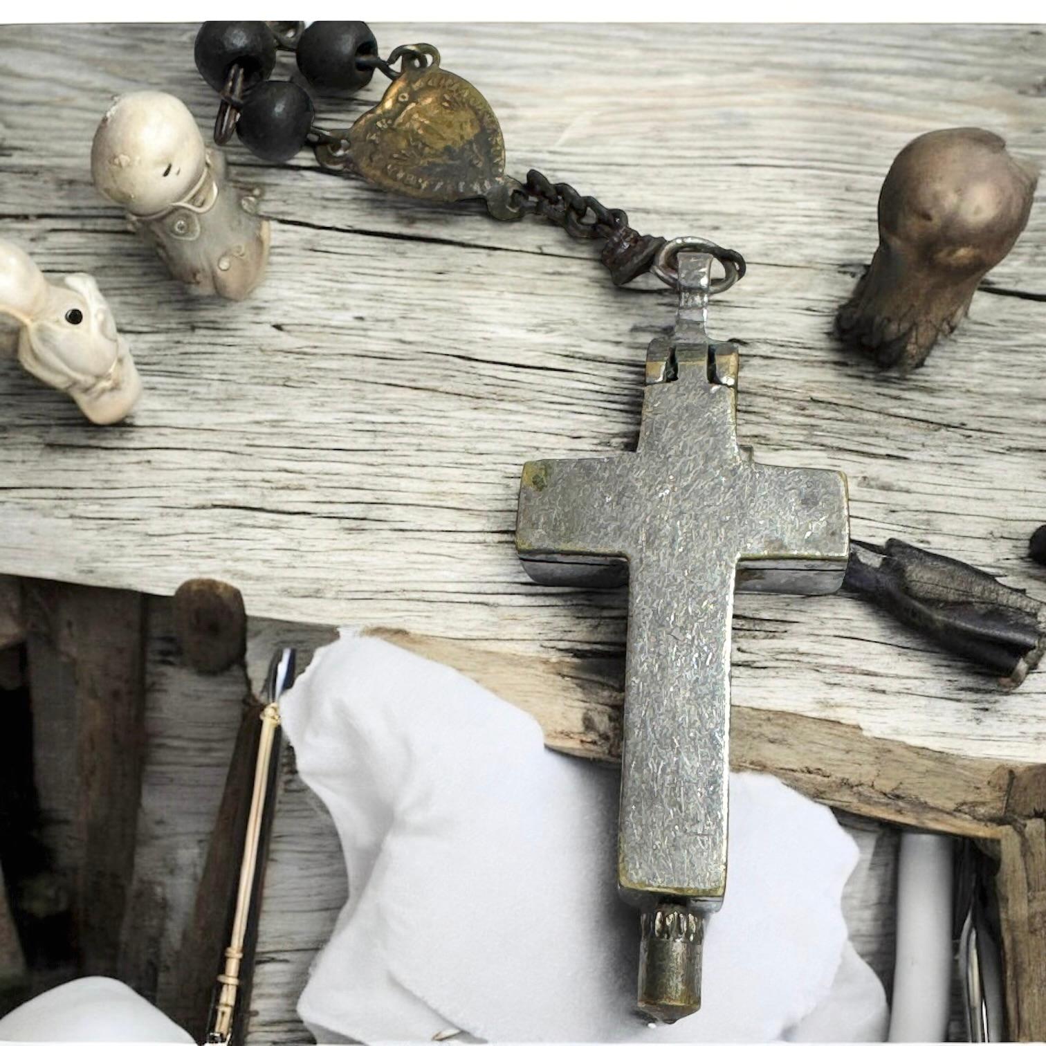 Pendentif Crucifix catholique Rosary Box avec relique d'un Saint en vente 5
