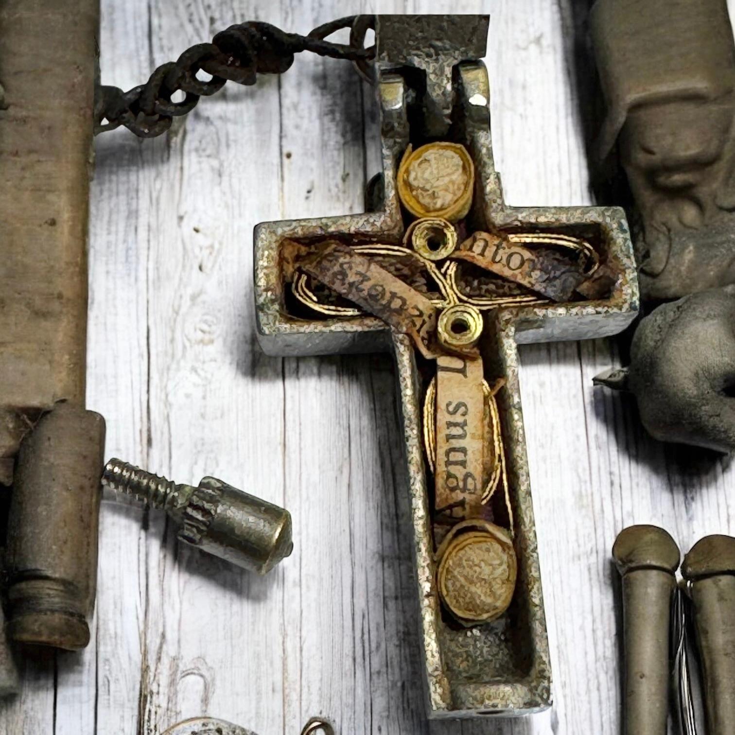 Pendentif Crucifix catholique Rosary Box avec relique d'un Saint en vente 7