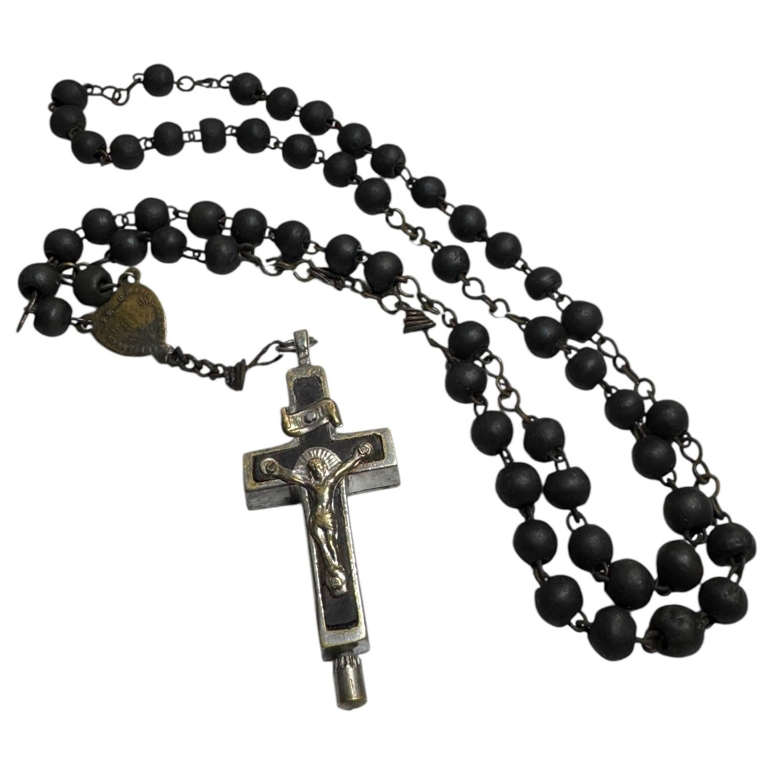 Ce reliquaire vintage contient des reliques d'un saint. Il est en métal. Il mesure 1 7/8