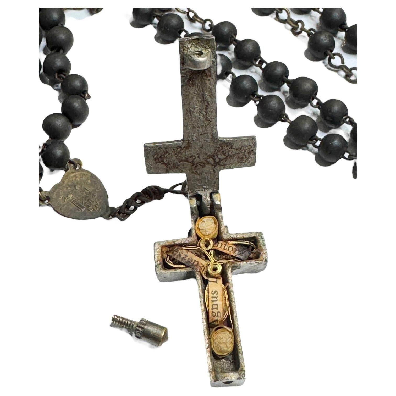 Pendentif Crucifix catholique Rosary Box avec relique d'un Saint Bon état - En vente à Nuernberg, DE