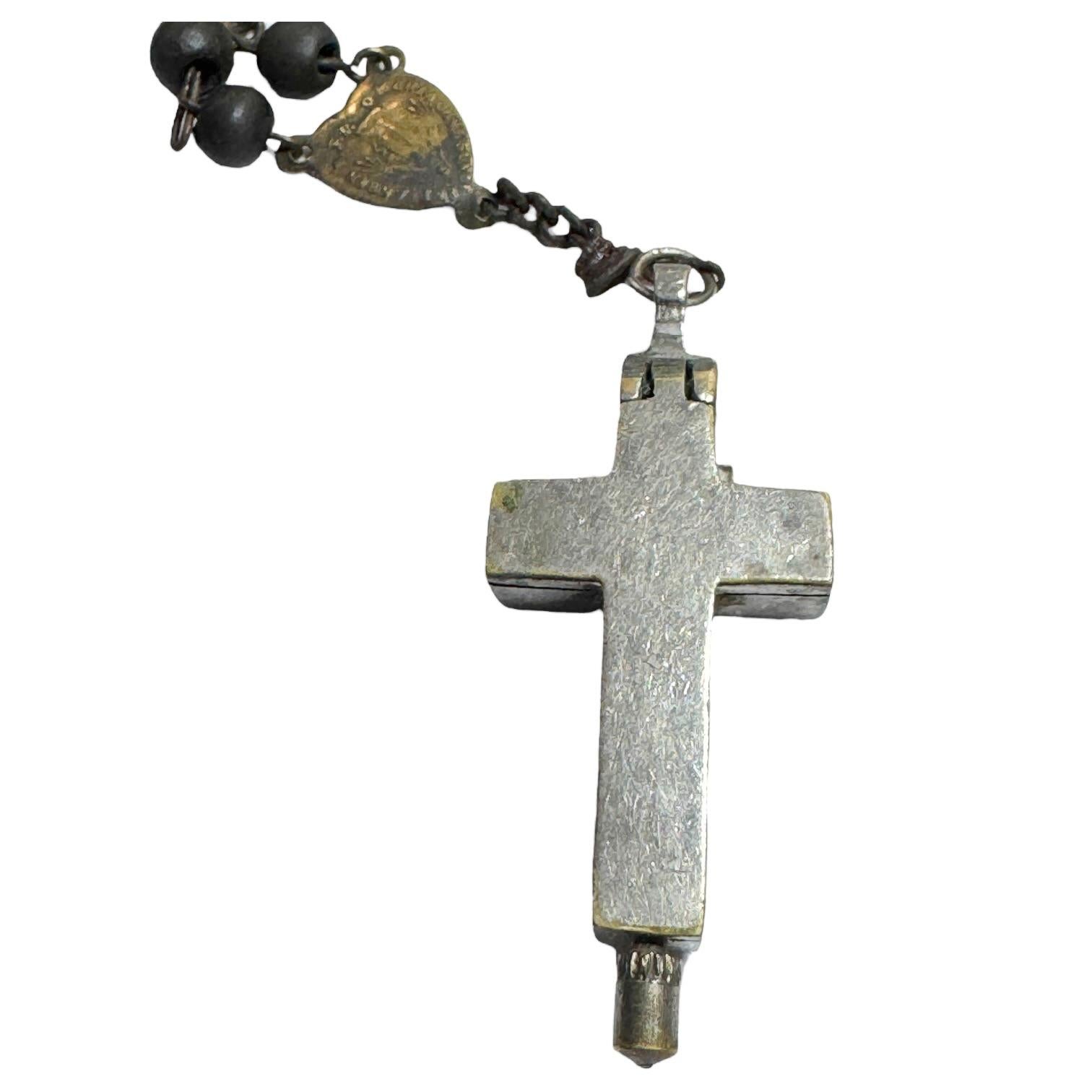 Milieu du XXe siècle Pendentif Crucifix catholique Rosary Box avec relique d'un Saint en vente