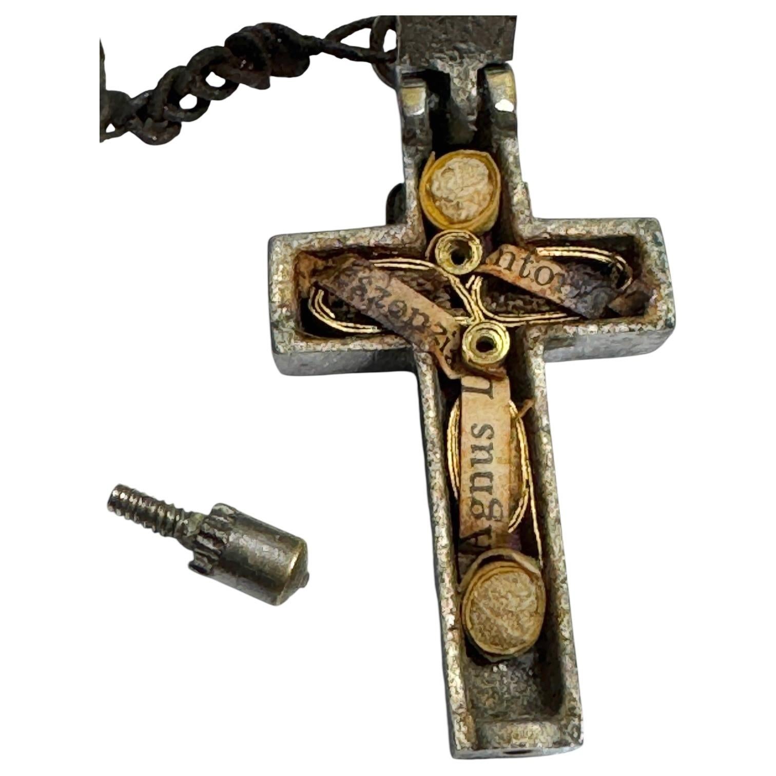 Pendentif Crucifix catholique Rosary Box avec relique d'un Saint en vente 1