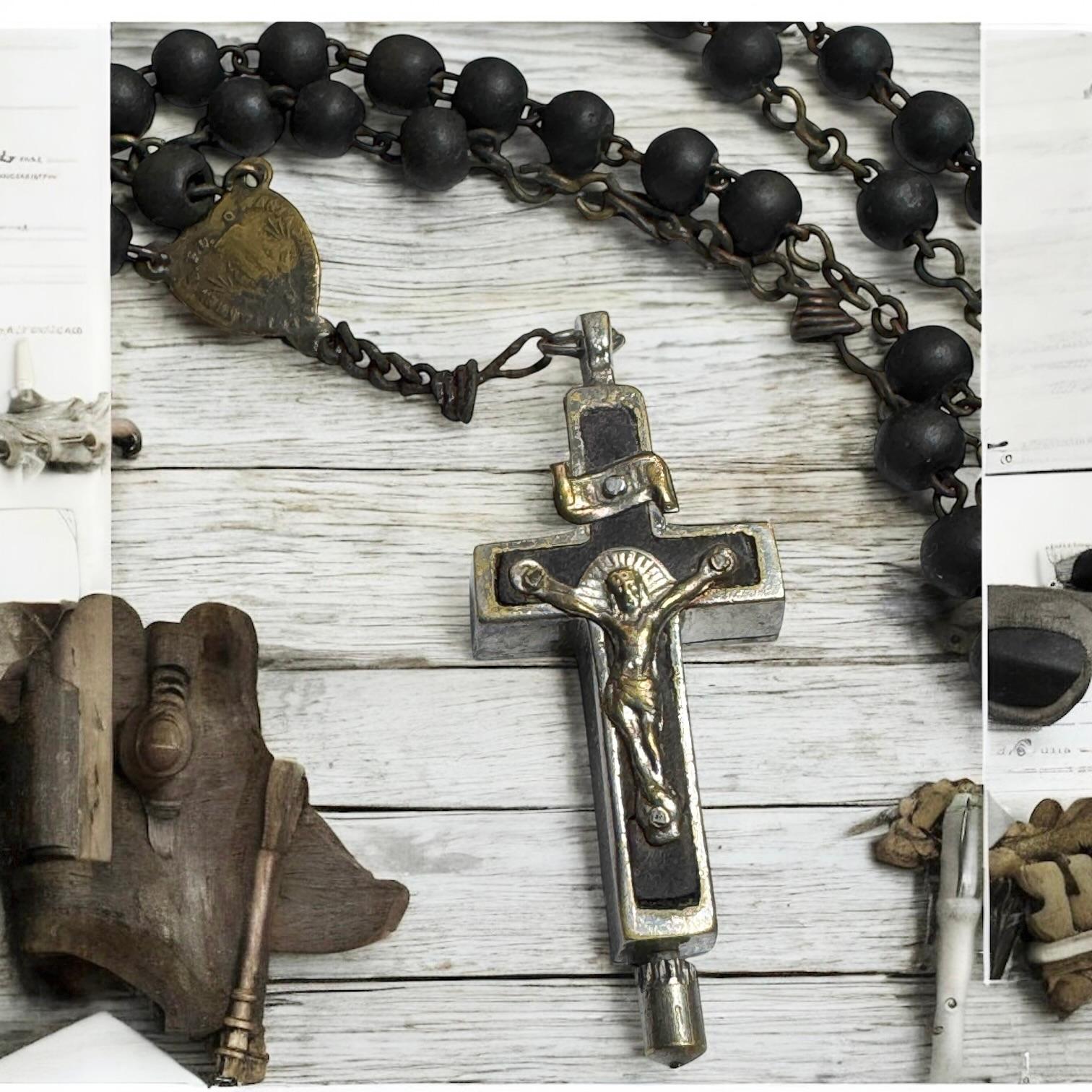 Pendentif Crucifix catholique Rosary Box avec relique d'un Saint en vente 3