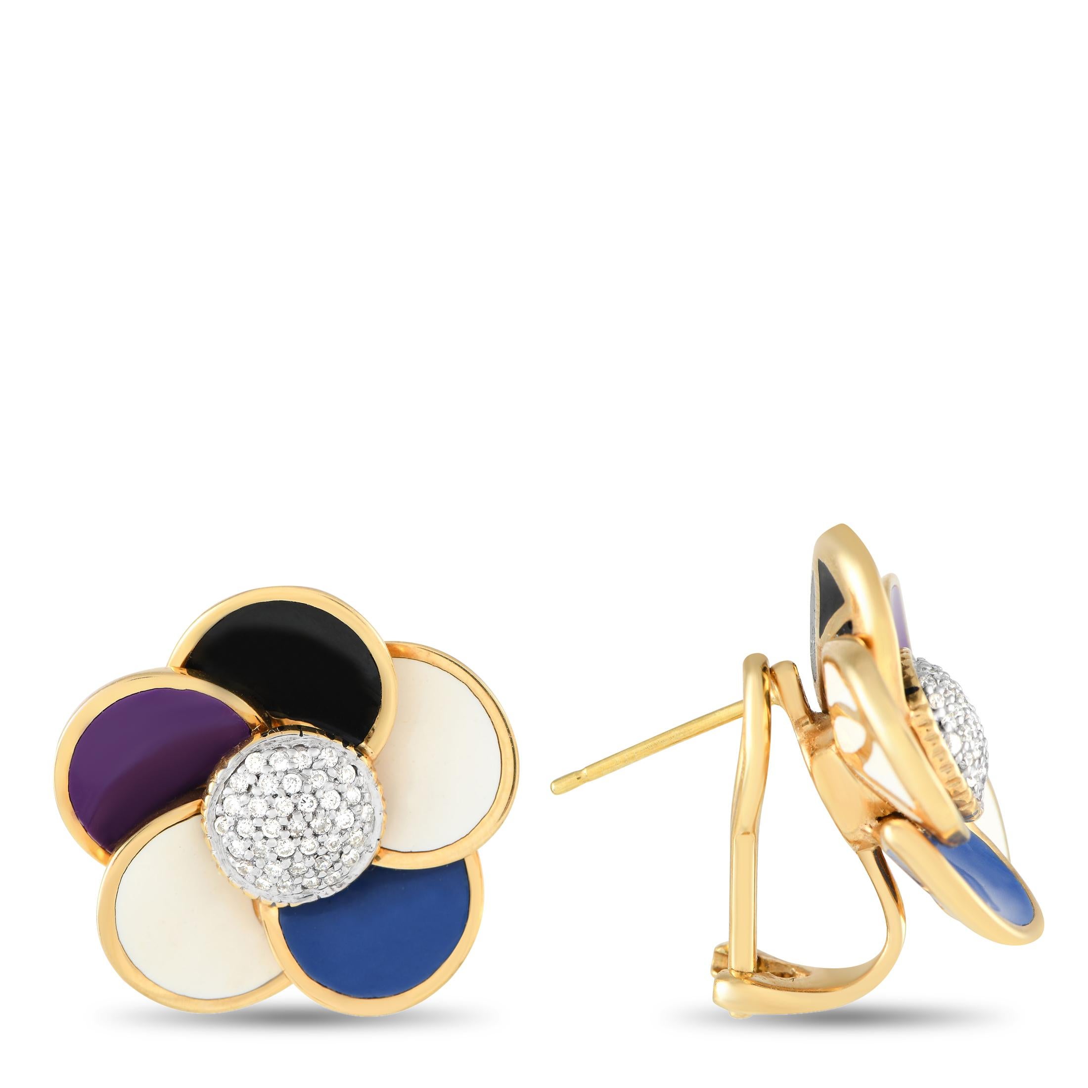 De la marca italiana de alta gama Rosato, aquí tienes un par de pendientes de oro amarillo de 18 quilates con motivo floral. Presentan pétalos redondeados acabados en regios colores esmaltados. Los pétalos negros, crema, azul real y violeta rodean