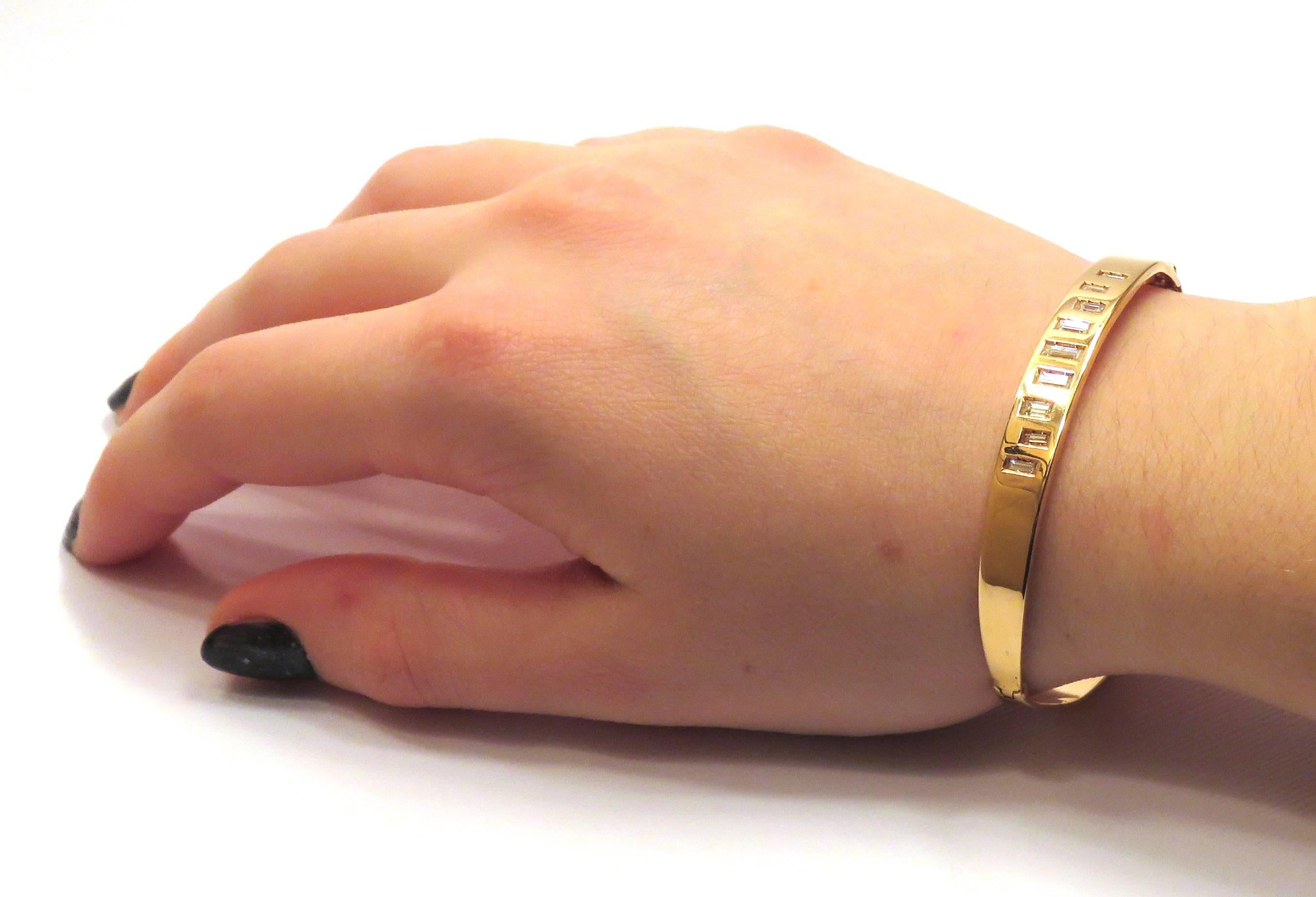 Armband aus 18 Kt Roségold mit Diamanten 0,60 ctw.
Das Rigid Diamonds Code Bracelet des italienischen Schmuckhauses Botta Gioielli ist Teil der Diamond Code Kollektion, die von klaren Linien und Symmetrie inspiriert ist. Der schlichte Armreif aus