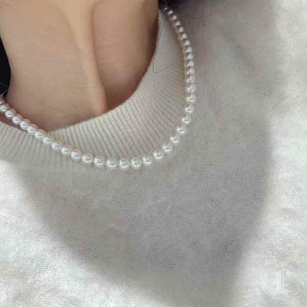 This elegant Akoya pearl necklace embodies the pinnacle of sophistication and natural beauty. Featuring 7-7.5mm snow-white pearls with a stunning Rose overtone, it exudes a timeless charm that enhances any outfit. The pearls’ radiant luster,