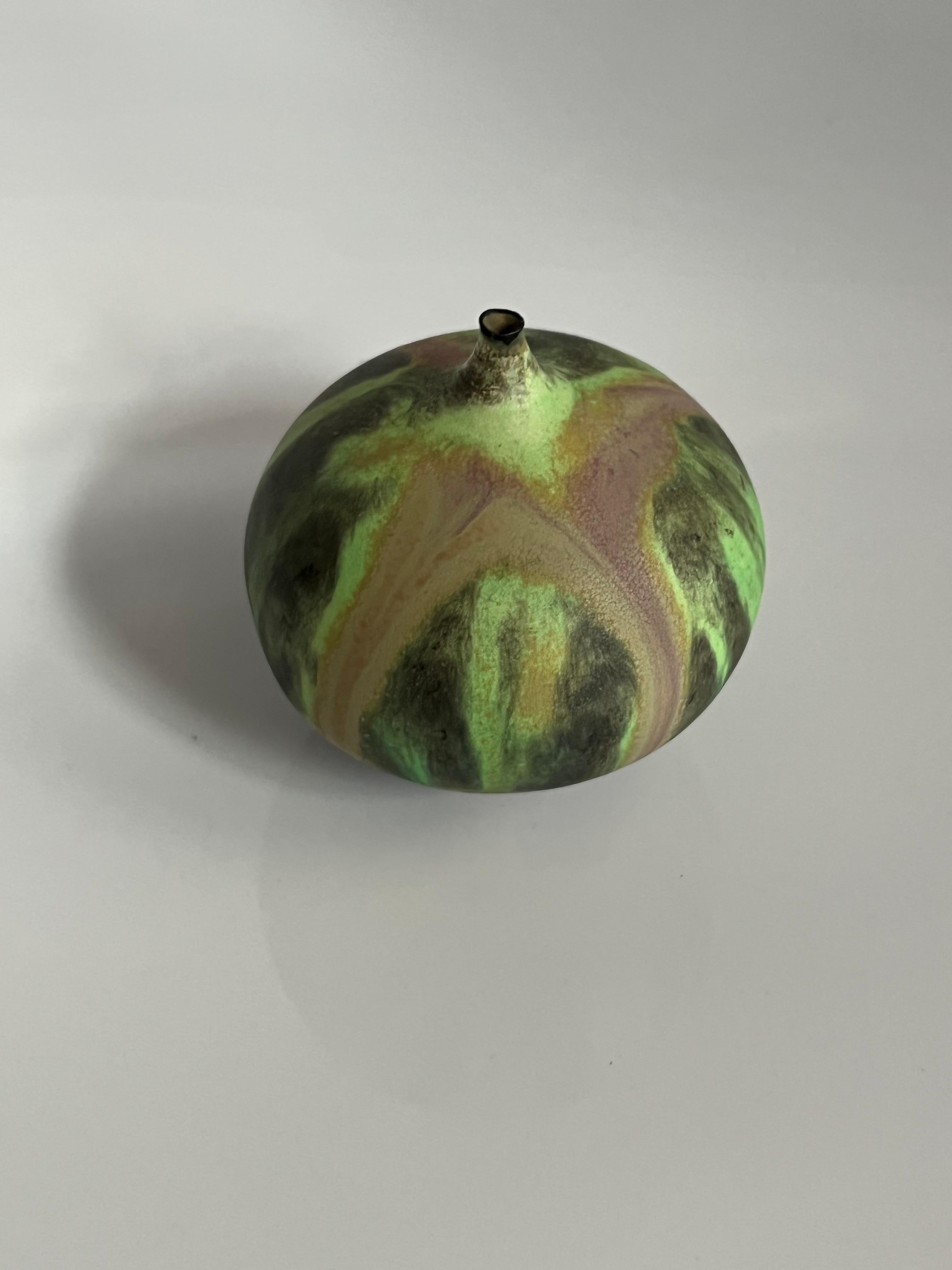 Céramique Vase Feelie en porcelaine émaillée à glaçure rose et vert chartreuse d'Erni Cabat Citron en vente