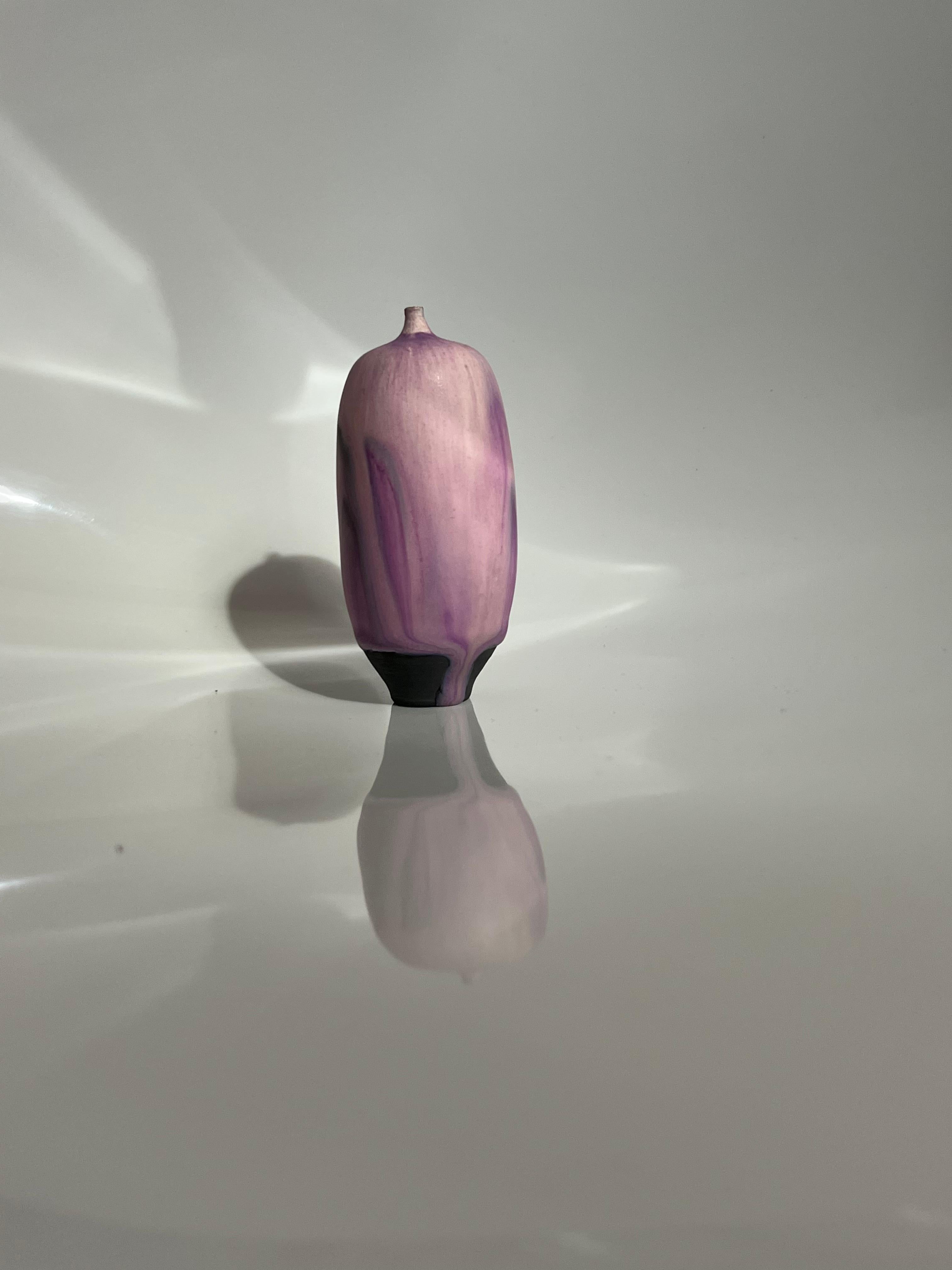20ième siècle Vase Feelie en porcelaine émaillée rose, crème et lavande Erni Cabat en vente