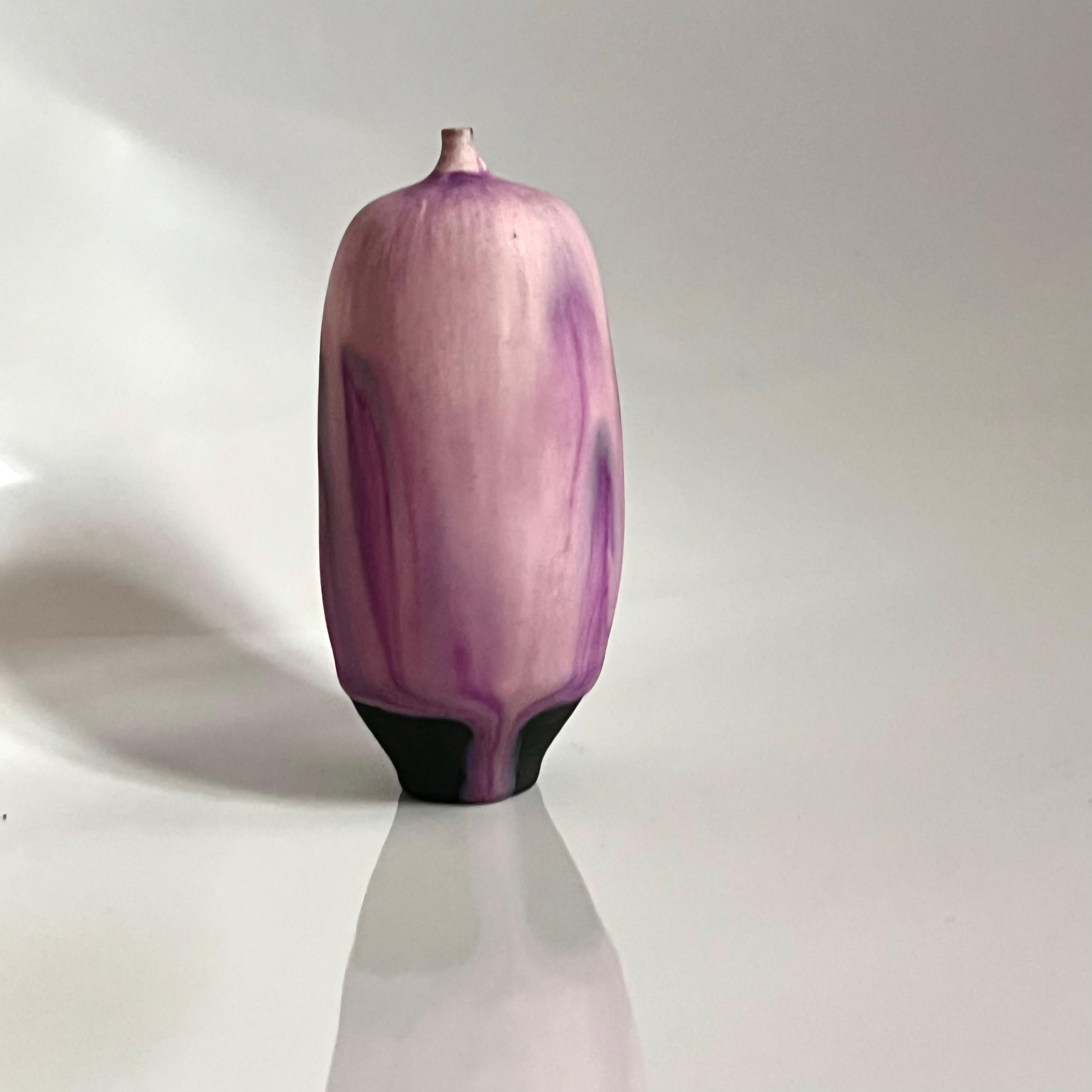 Feelie-Vase aus glasiertem Porzellan mit Rosen- und Erni-Kabat in Rosa, Creme und Lavendel (Moderne der Mitte des Jahrhunderts) im Angebot