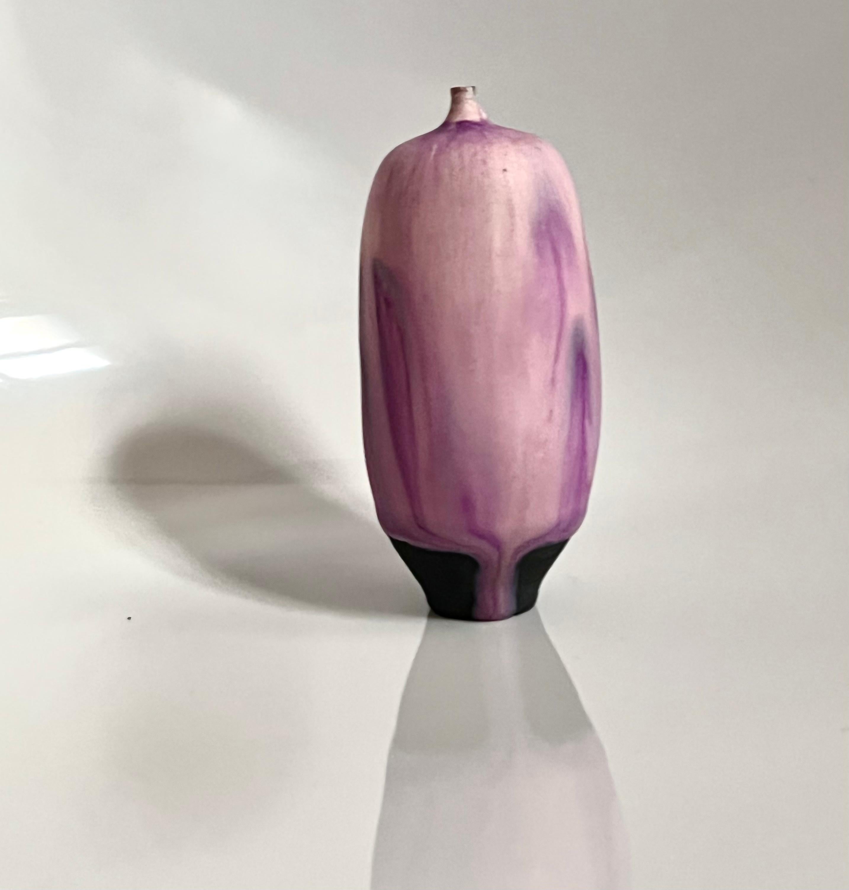 Feelie-Vase aus glasiertem Porzellan mit Rosen- und Erni-Kabat in Rosa, Creme und Lavendel (amerikanisch) im Angebot