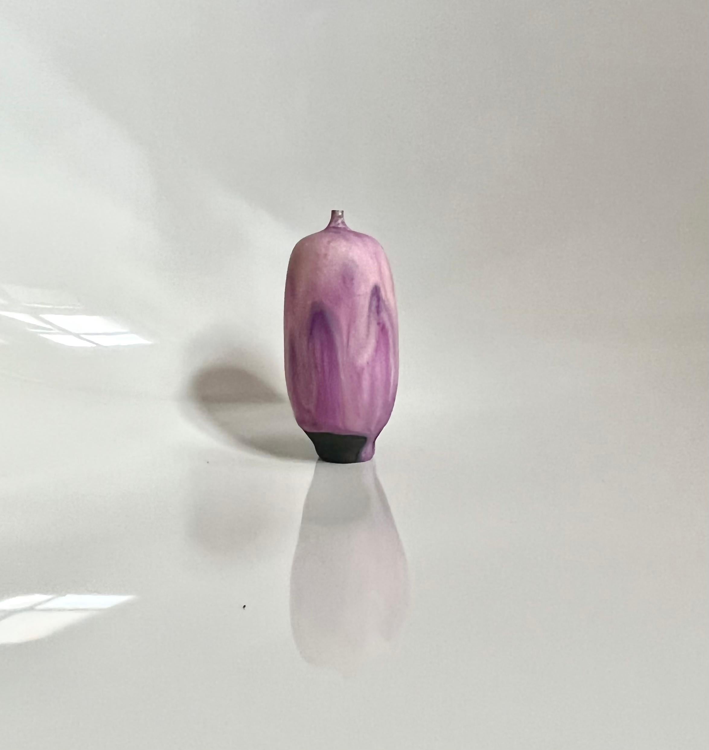 Feelie-Vase aus glasiertem Porzellan mit Rosen- und Erni-Kabat in Rosa, Creme und Lavendel (Glasiert) im Angebot