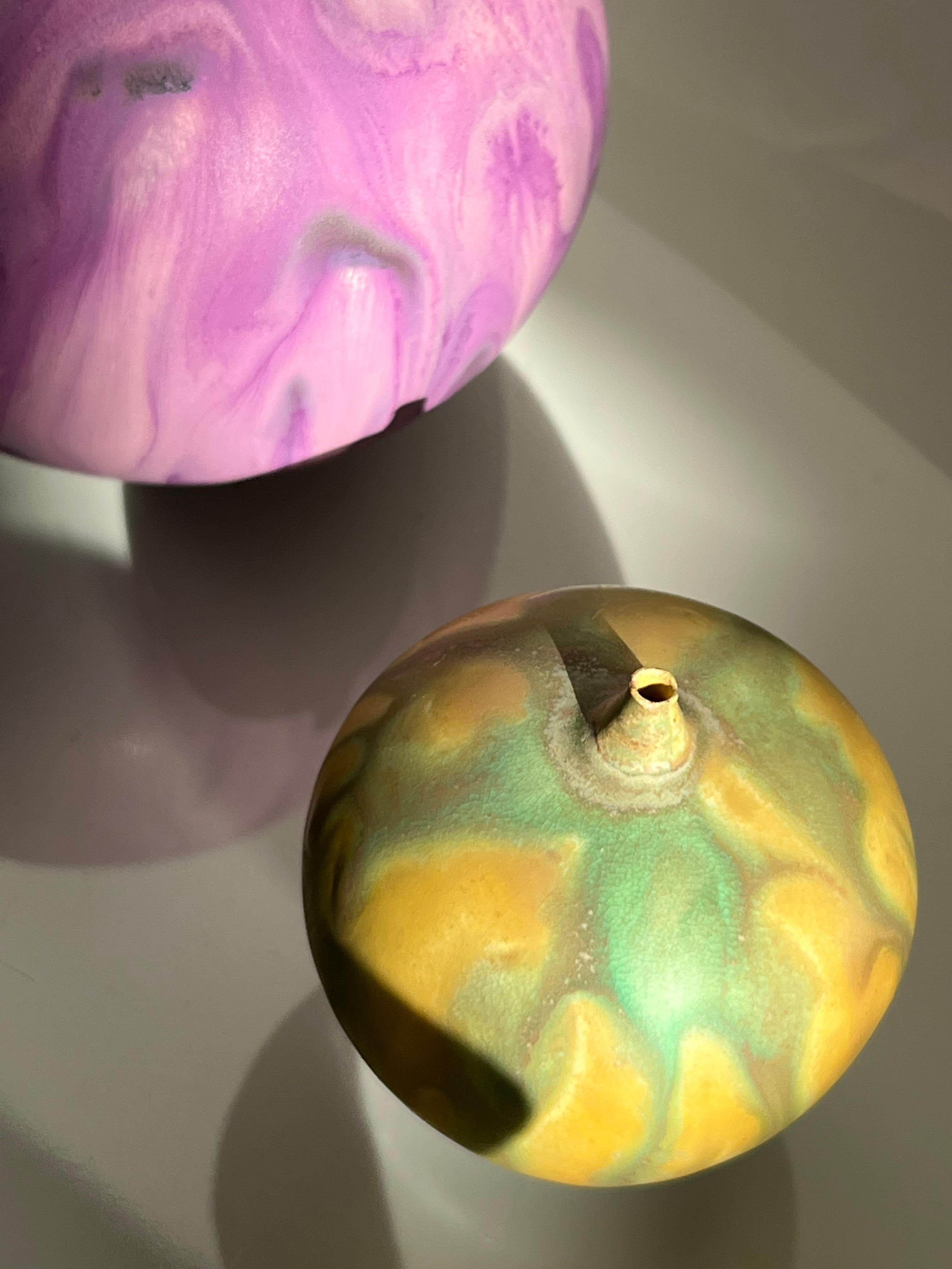 Rose and Erni Cabat Glazed Porcelain Feelie Vase, Yellow, Green Ceramic. Signé et daté.
Rose Cabat a travaillé la faïence, le grès et, enfin, la porcelaine à partir des années 1950. Bien qu'elle soit surtout connue pour ses 