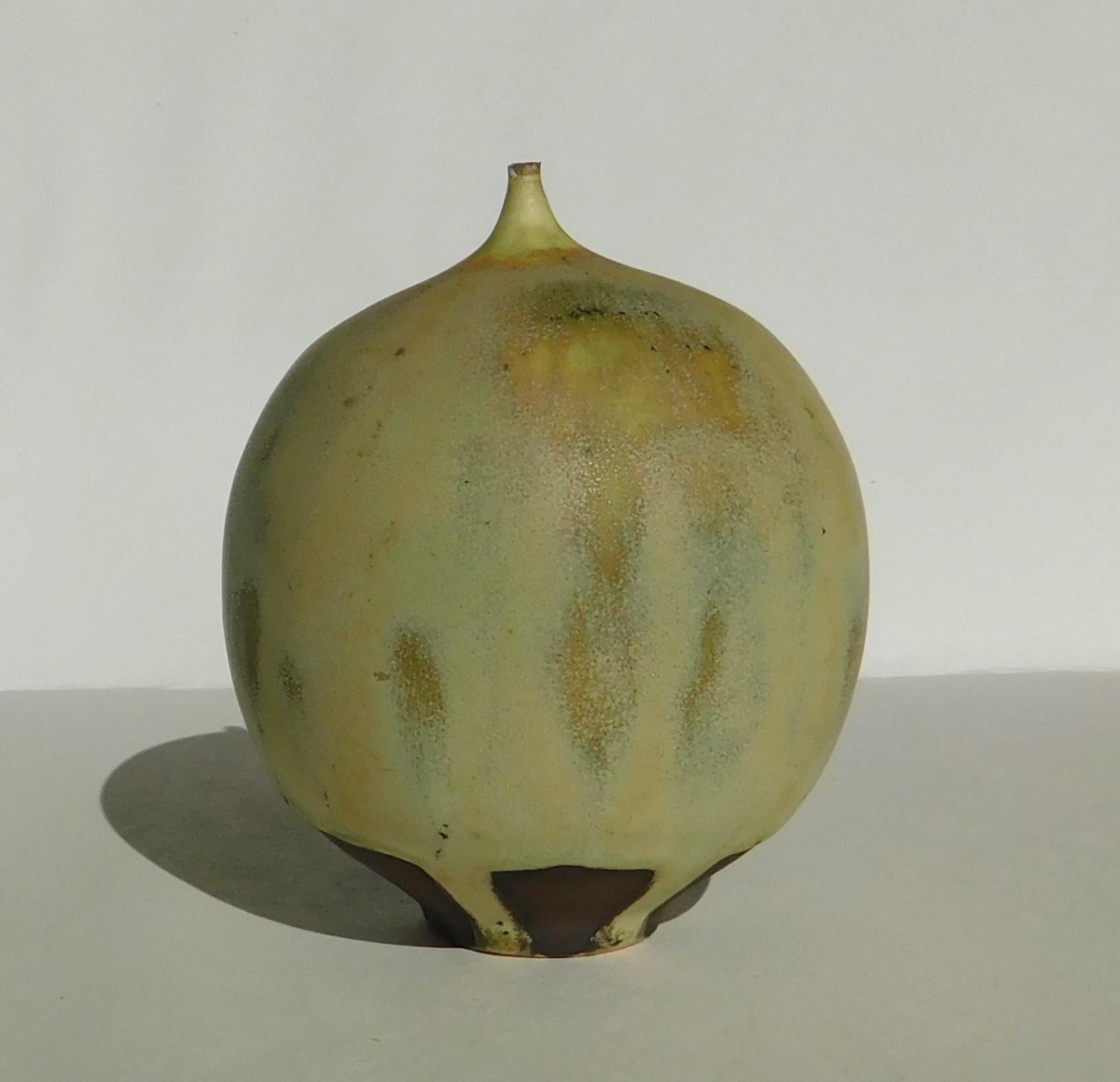 Rose (1914-2015) y Erni Cabat (1914-1994) Macetero Feelie de porcelana esmaltada en amarillo y verde. Alrededor de los años 70-80. En la parte inferior se ve la firma incisa 