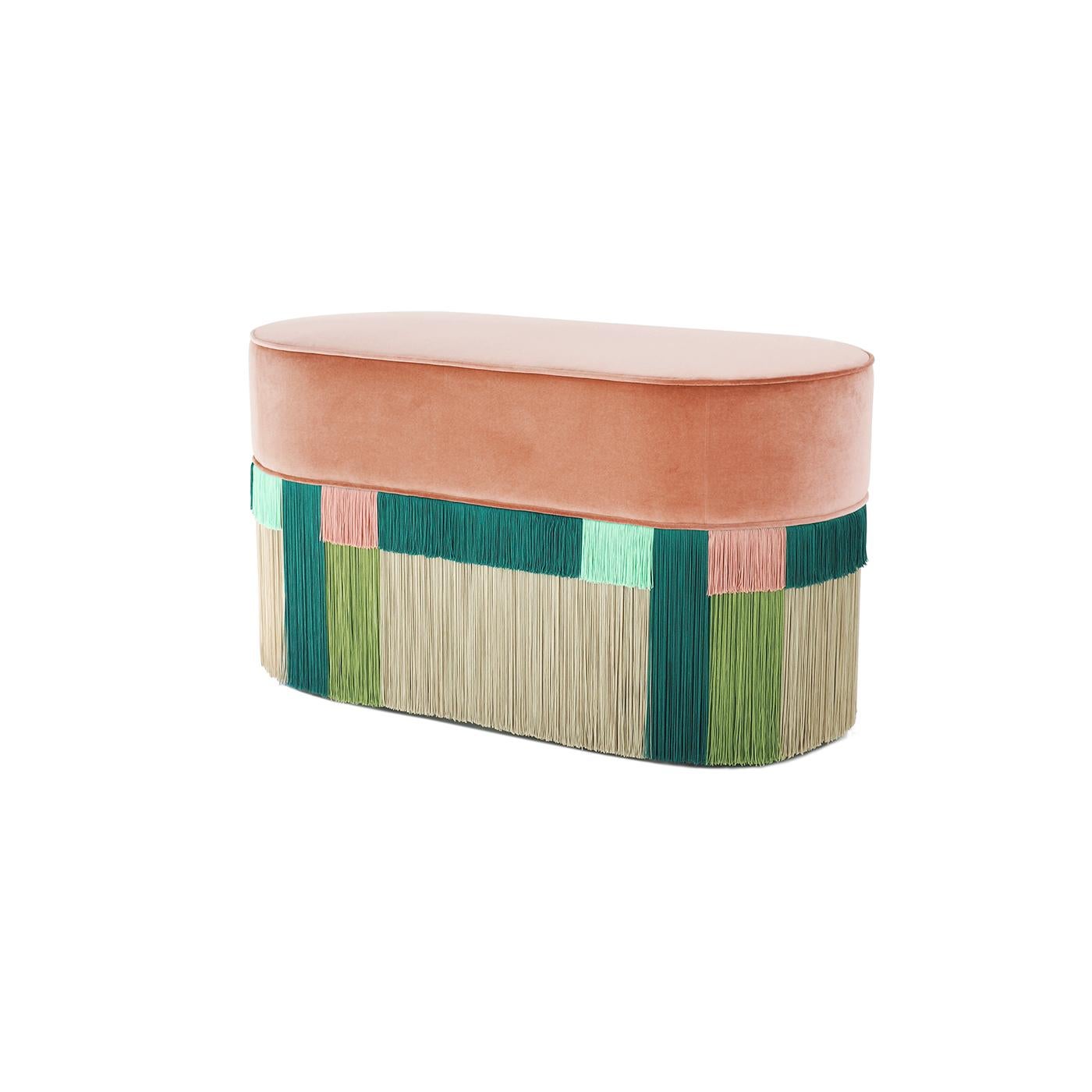 La vie en rose. Crea un rincón acogedor con un puf de color rosa, tapizado en terciopelo plus Trevira y acentuado con flecos de viscosa. Sobre una base de madera de haya pintada, el puf oculta su robusta base con suaves telas para crear un ambiente