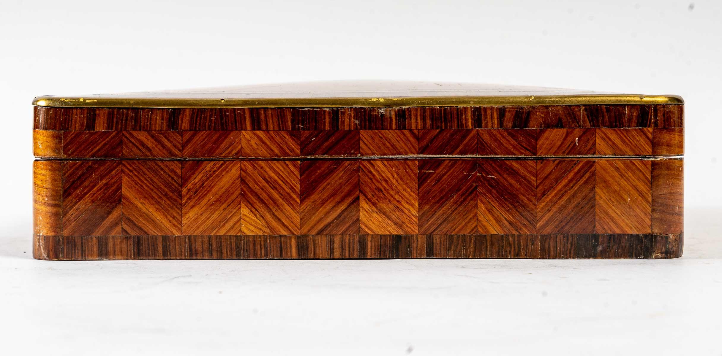 Rose and violet wood box, Louis XV style, Napoleon III period, 19th century, interior in rosewood with its original chips.
Measures: H: 6 cm, W: 31 cm, D: 23 cm.