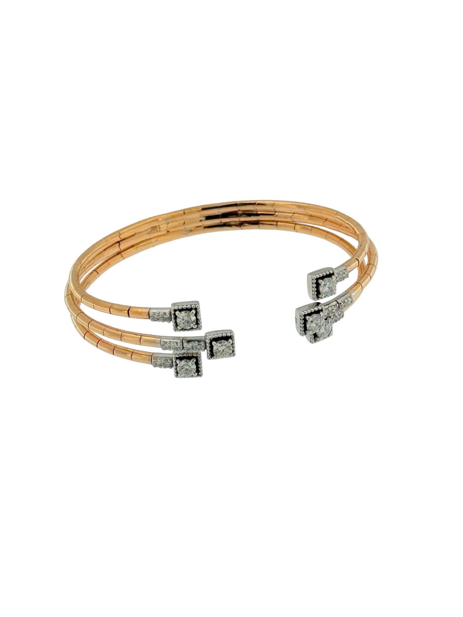 Misure: Larghezza lato superiore : 1,5 cm, Larghezza lato inferiore : 0,6 cm, Misura bracciale 17

Bracciale in oro rosa e bianco splendidamente realizzato in oro 18kt, progettato per combinare eleganza e comfort grazie alla sua struttura
