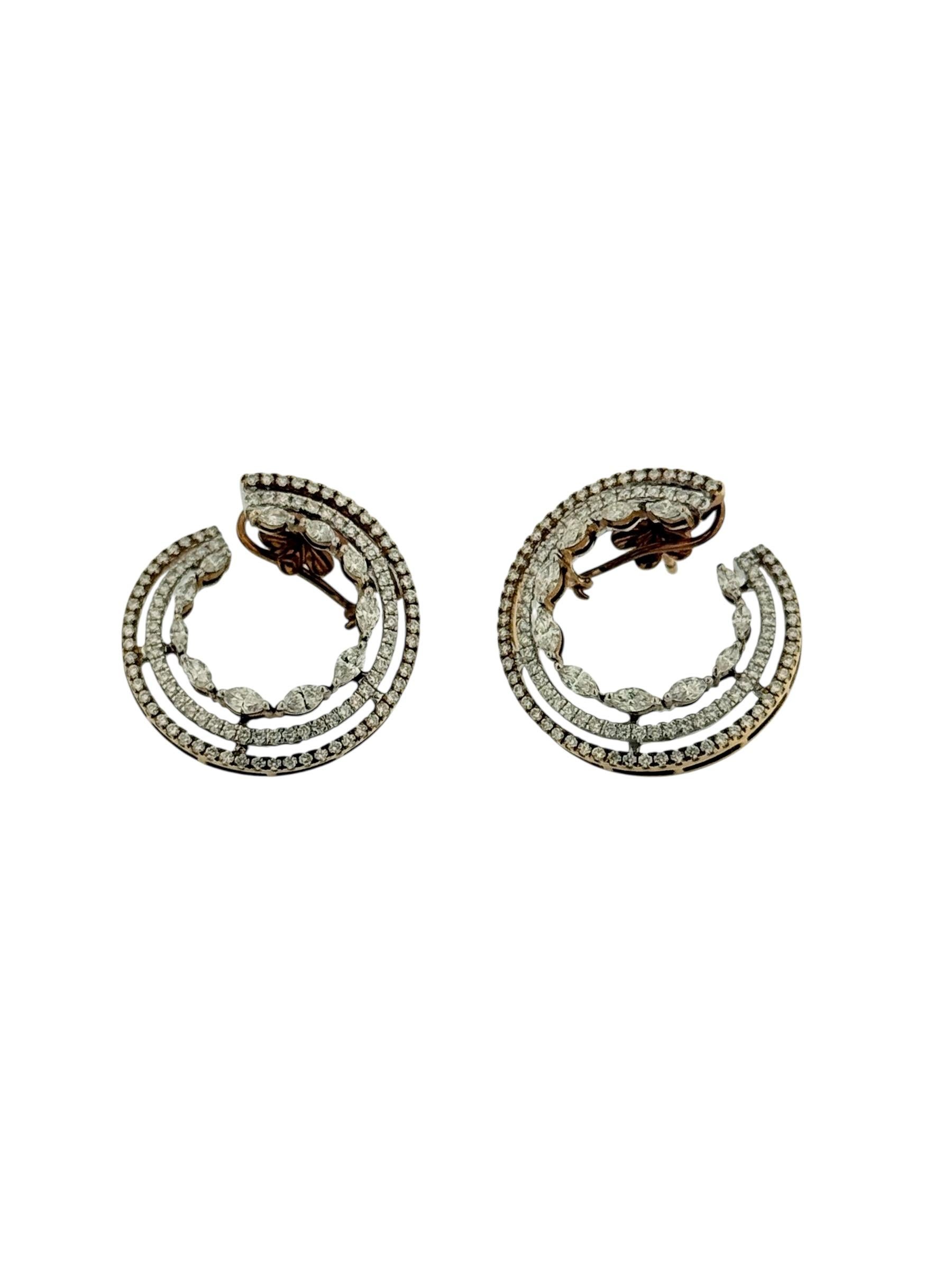 Questi eleganti orecchini sono realizzati con maestria in oro rosa e bianco 18 carati e mostrano una sofisticata miscela di colori e brillantezza. Il design presenta 22 diamanti naturali con taglio a marquise, incastonati per evidenziare la loro