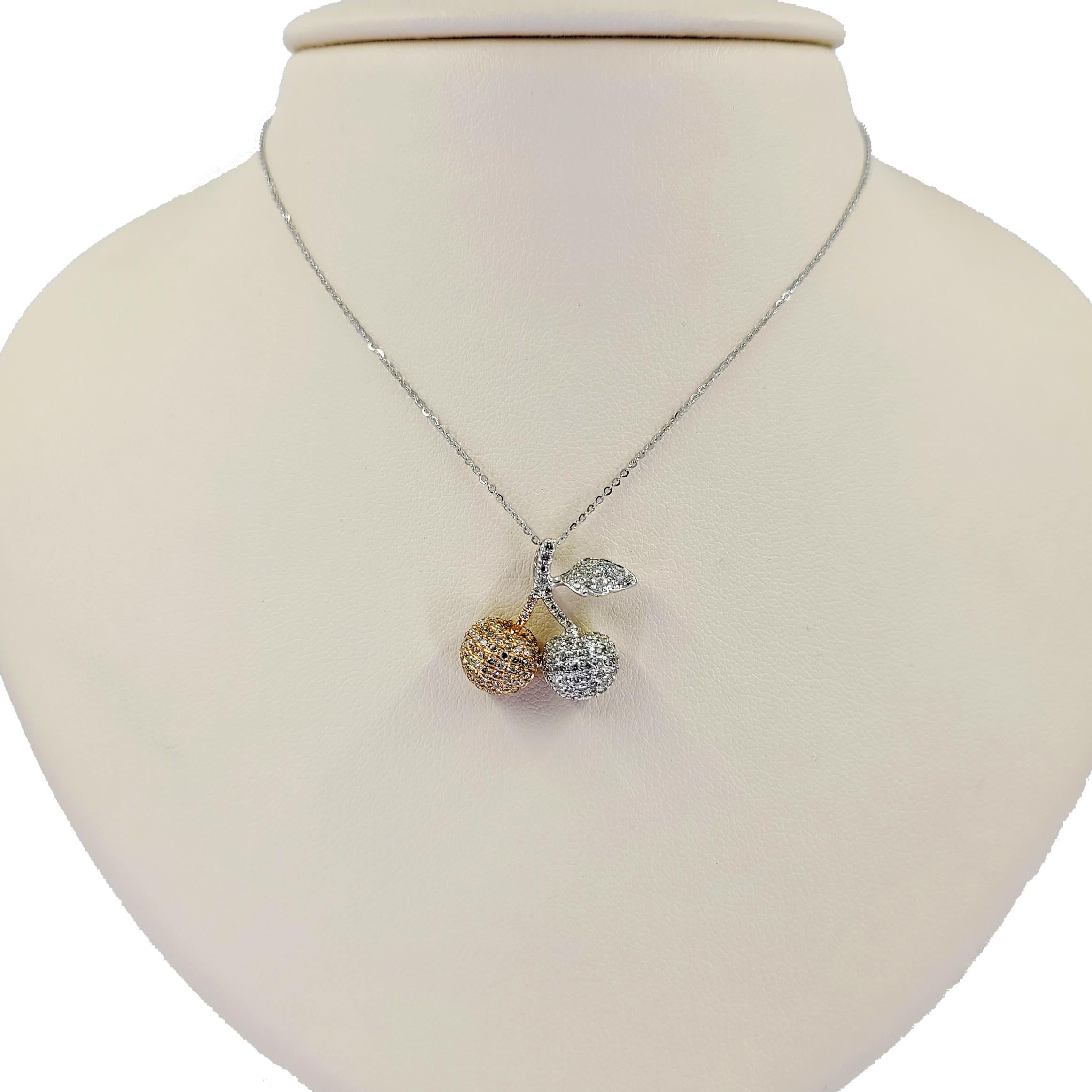 18 Karat Weiß & Rose Gold Pave Kirschen Anhänger Halskette mit 188 runden Diamanten im Brillantschliff von SI Reinheit & H Farbe. 16 Zoll Länge mit Federring-Verschluss. Das fertige Gewicht beträgt 3,7 Gramm.