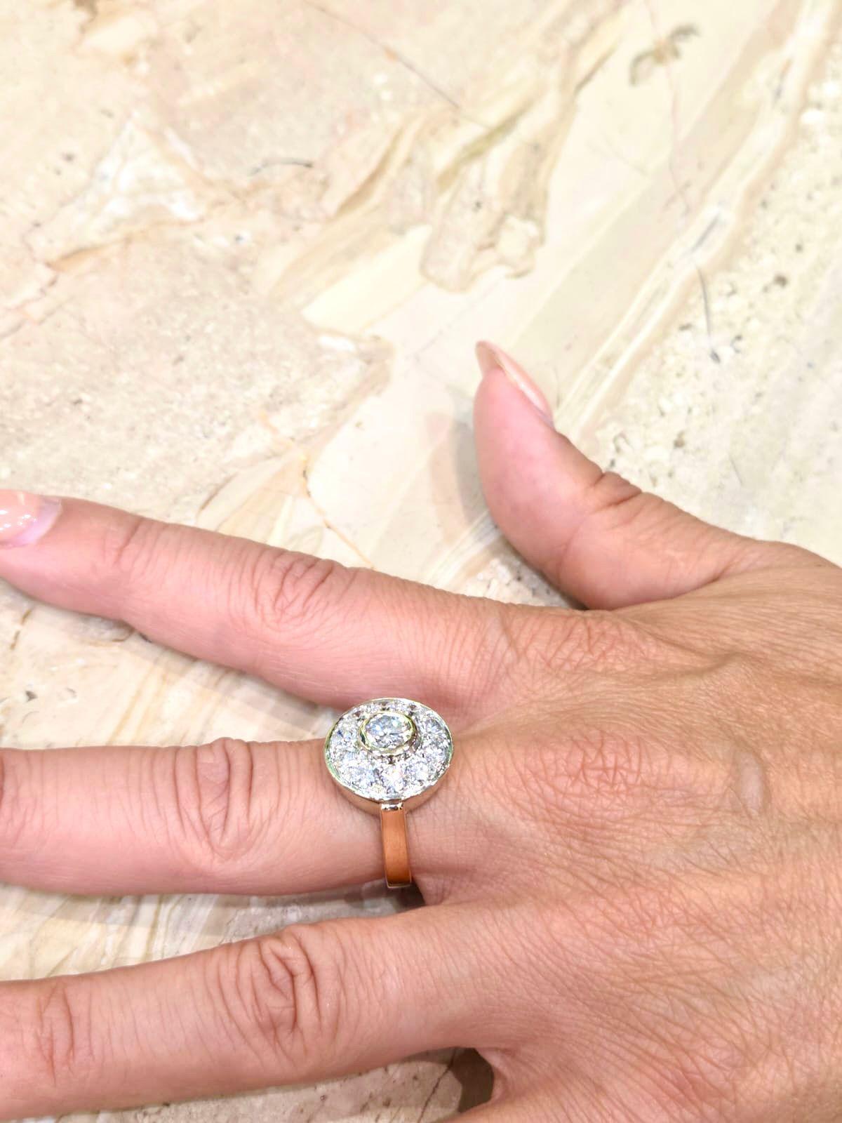 Rose and White Gold Ring with 1ct Center Diamond and Surrounding Diamonds in vendita 4