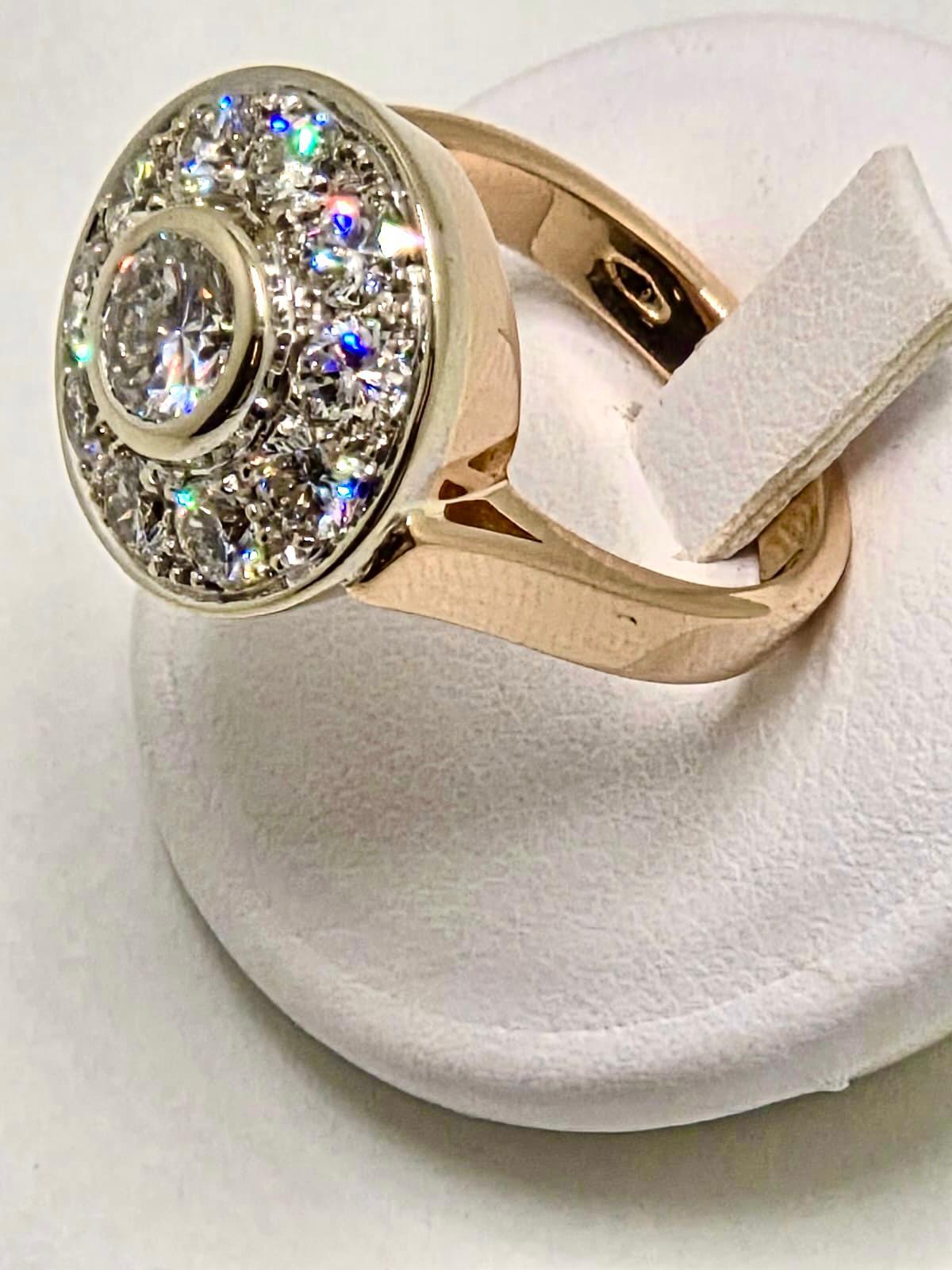 Rose and White Gold Ring with 1ct Center Diamond and Surrounding Diamonds In condizioni Nuovo in vendita a Roma, IT