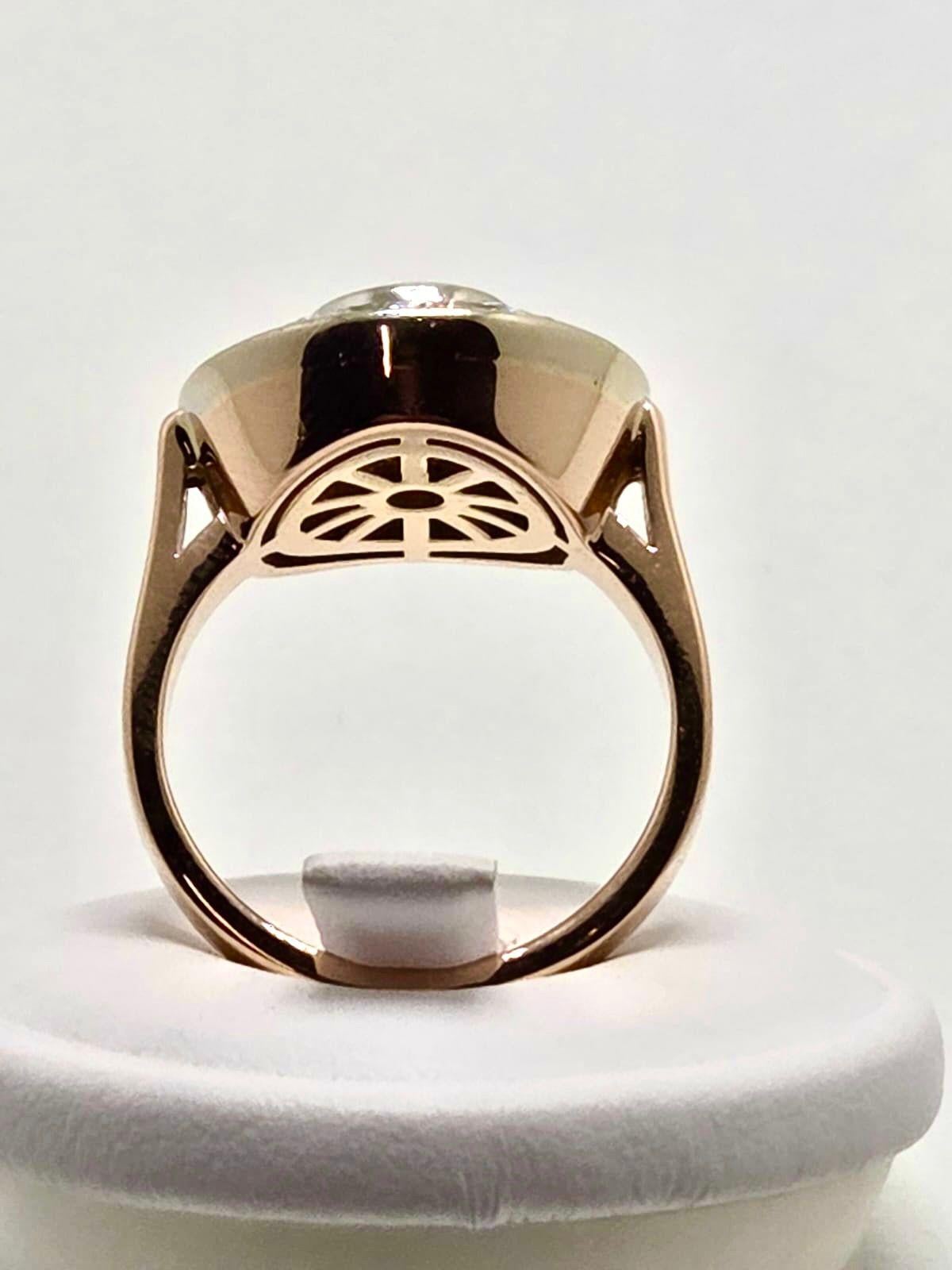 Donna Rose and White Gold Ring with 1ct Center Diamond and Surrounding Diamonds in vendita