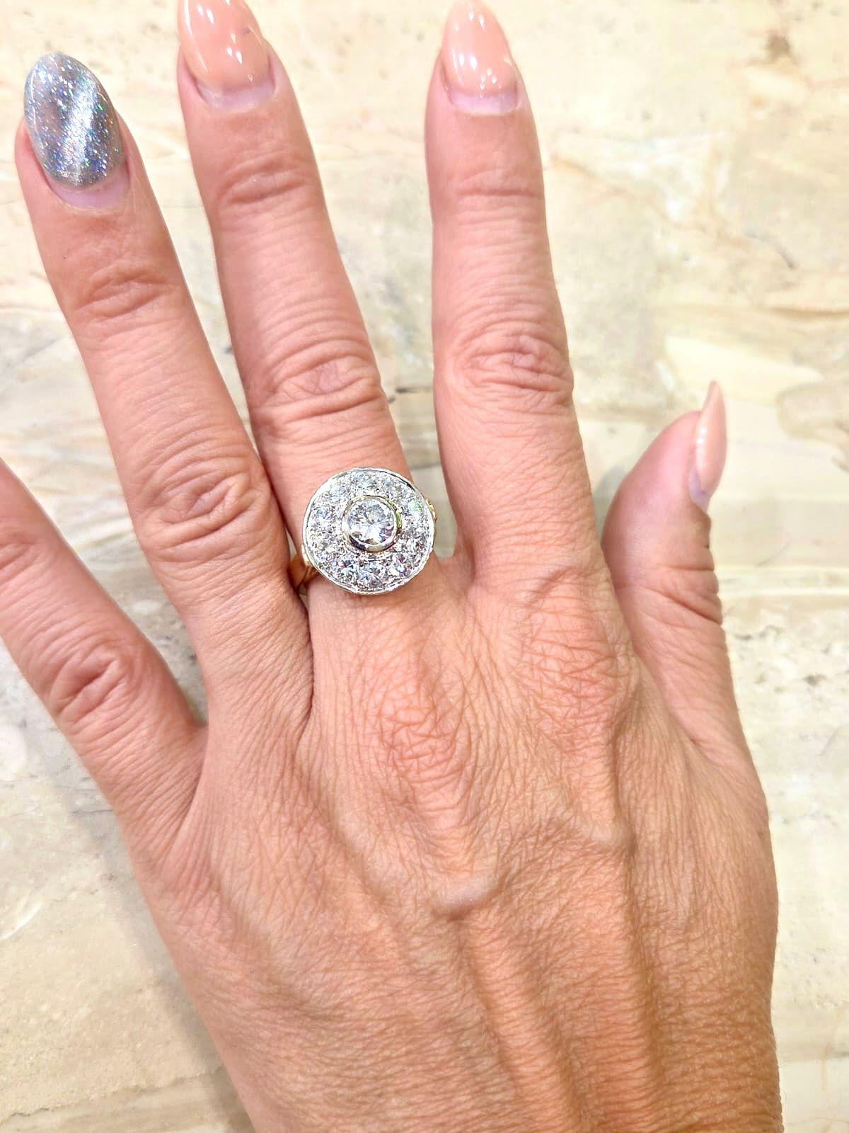 Rose and White Gold Ring with 1ct Center Diamond and Surrounding Diamonds in vendita 2