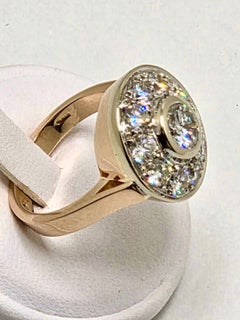 Anillo de oro rosa y blanco con diamante central de 1 ct y diamantes circundantes
