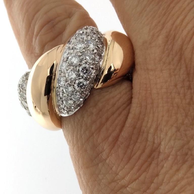 Questo anello è caratterizzato da una luminosità unica, dovuta all'alta qualità e all'elevato peso in carati dei diamanti taglio brillante incastonati.
L'incastonatura delle pietre è estremamente raffinata e precisa.
I diamanti hanno un peso