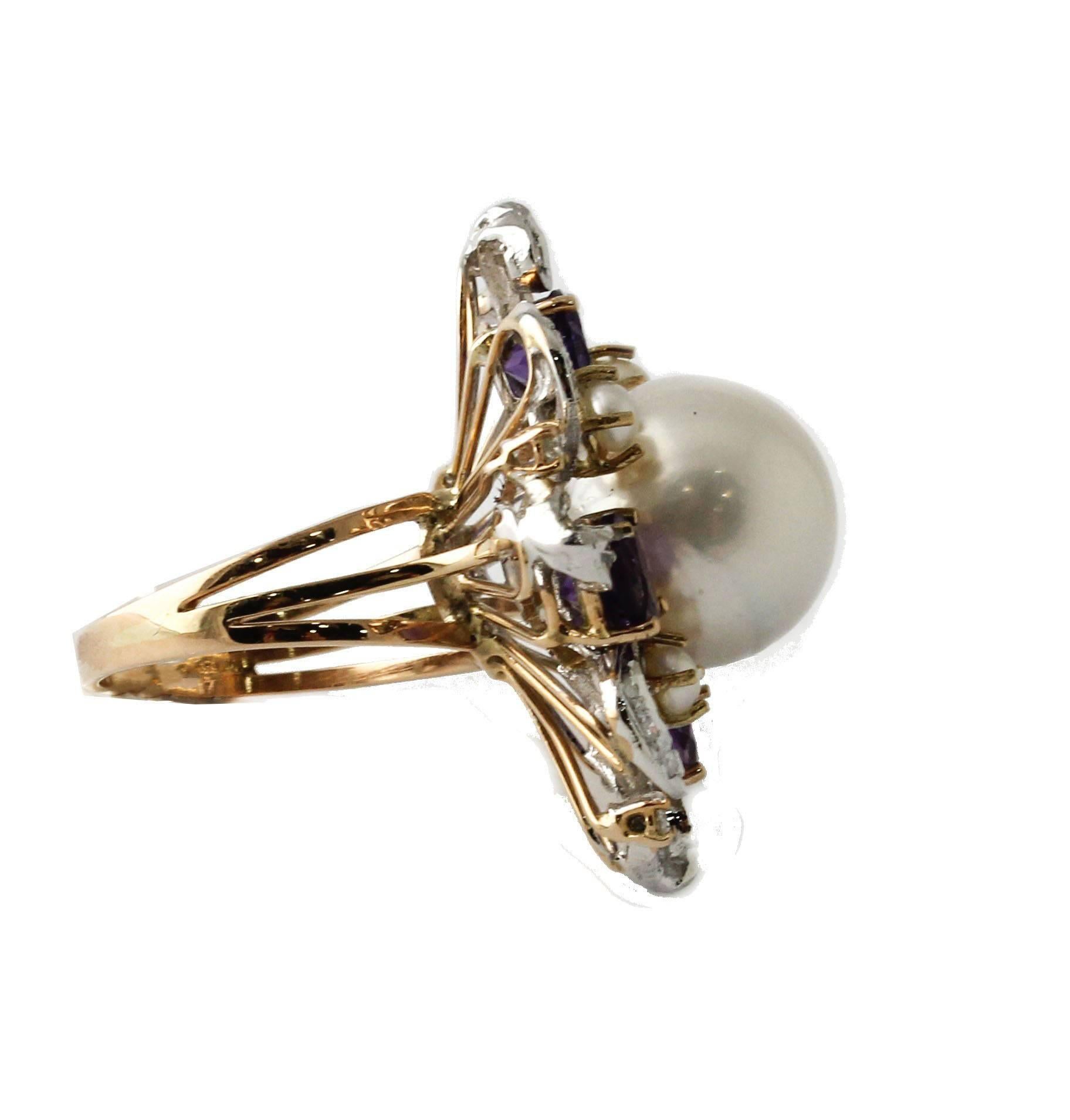 Fantastic ring in rose and white gold, 14 kt, embellished with diamonds 0.56 ct, amethysts from ct 3.00 / g 0.60, beads and an elegant central pearl of g 4.24 / mm 14. Total weight g15.20.
Diamonds ct 0.56
Amethyst ct 3.00 / g 0.60
Pearls g