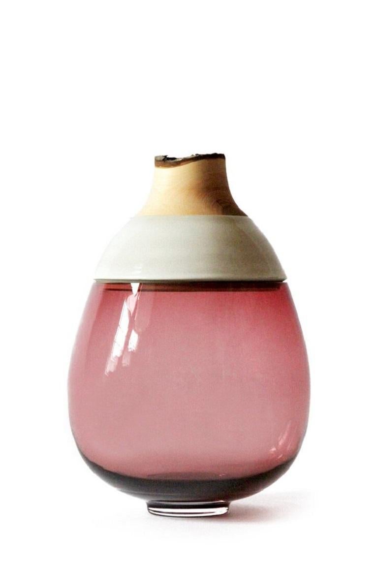 Vaso impilabile Rose and White Paradise Lilith, Pia Wüstenberg.
Dimensioni: D. 25 x H. 42.
Materiali: vetro, legno, ceramica.
Disponibile in altri colori.

Una collezione di due pezzi, Eve e Lilith, che combinano vetro di grandi dimensioni e