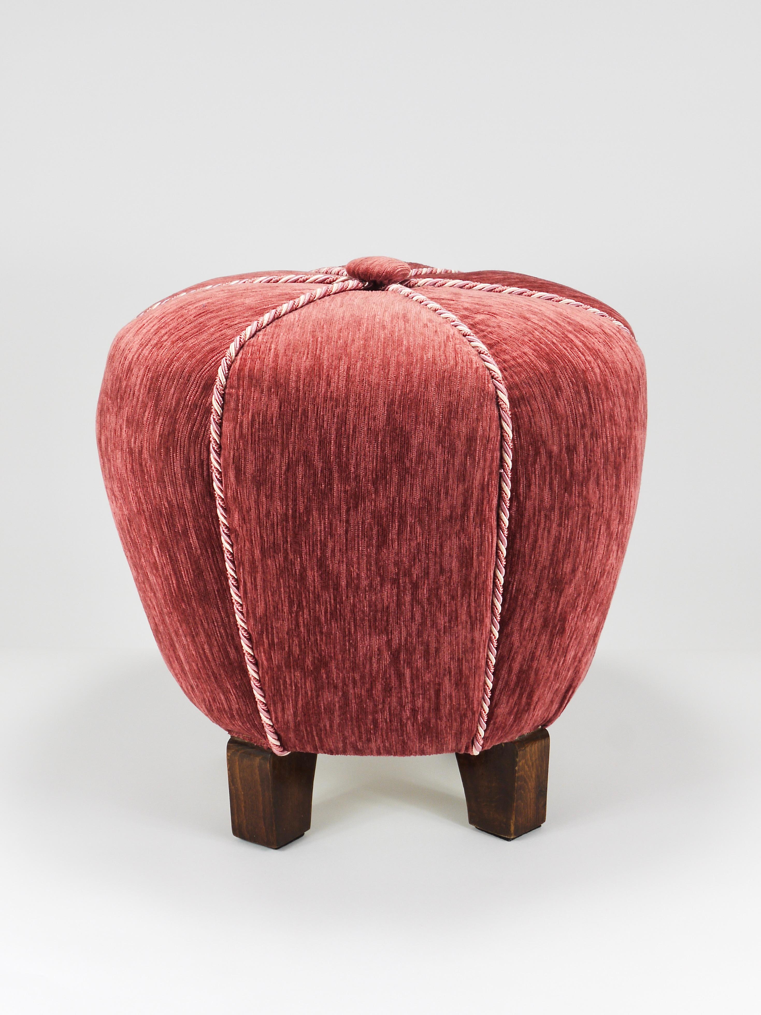 A beautiful Art Deco tabouret, stool or footstool from the 1930s, handcrafted in Vienna, Austria, in the style of Jindřich Halabala. It features a charming round shape with four dark brown oak legs. The piece is upholstered in a gorgeous, slightly