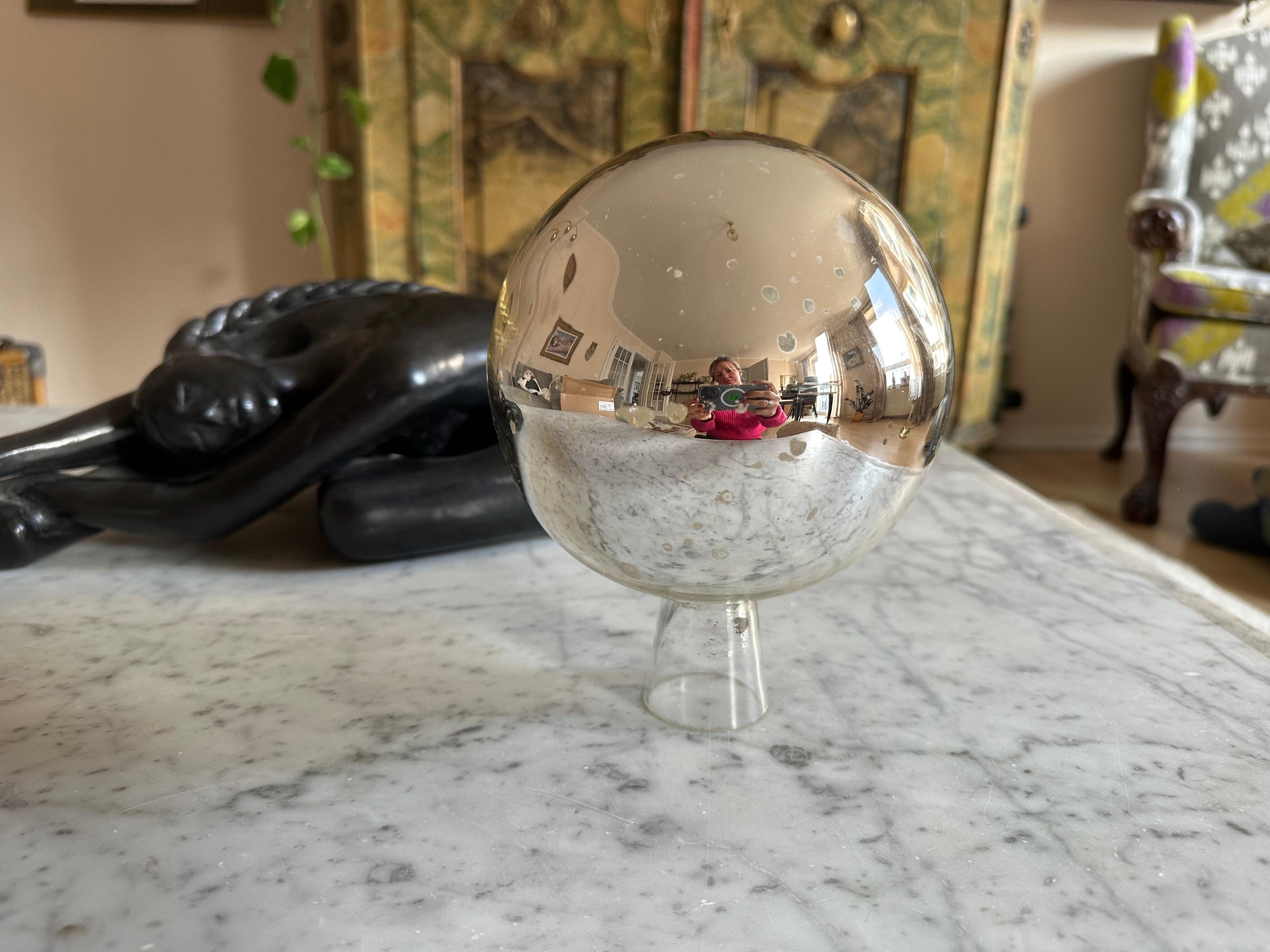 Preciosa bola rosa de cristal espejado de principios del siglo XX.

Las bolas de cristal producidas en los talleres venecianos de soplado de vidrio, que en aquella época aún se llamaban 