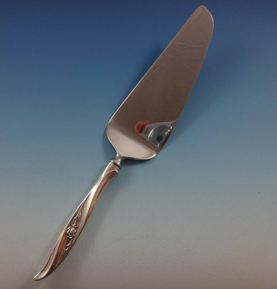 Magnifique service de couverts ROSE BALLET BY INTERNATIONAL en argent sterling - 53 pièces. Cet ensemble comprend :

12 COUTEAUX, 9 1/4