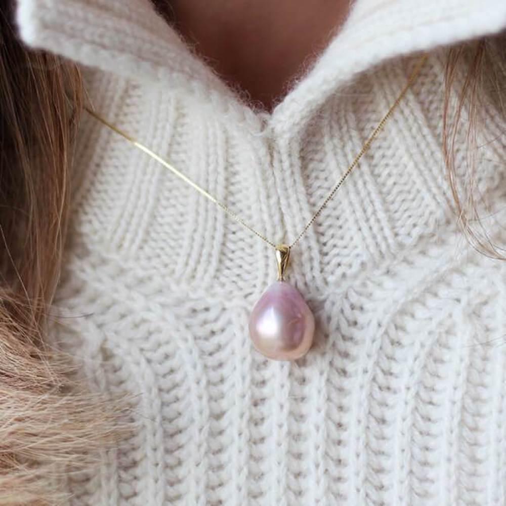 This one of a kind necklace is as unique as this baroque rose pearl. Dangling in a beautiful 14k subtle yellow gold chain, it will look like the pearl is floating on the skin. 

* 14k Gold
* Baroque Rose Natural pearl 
* Authenticity & Guarantee