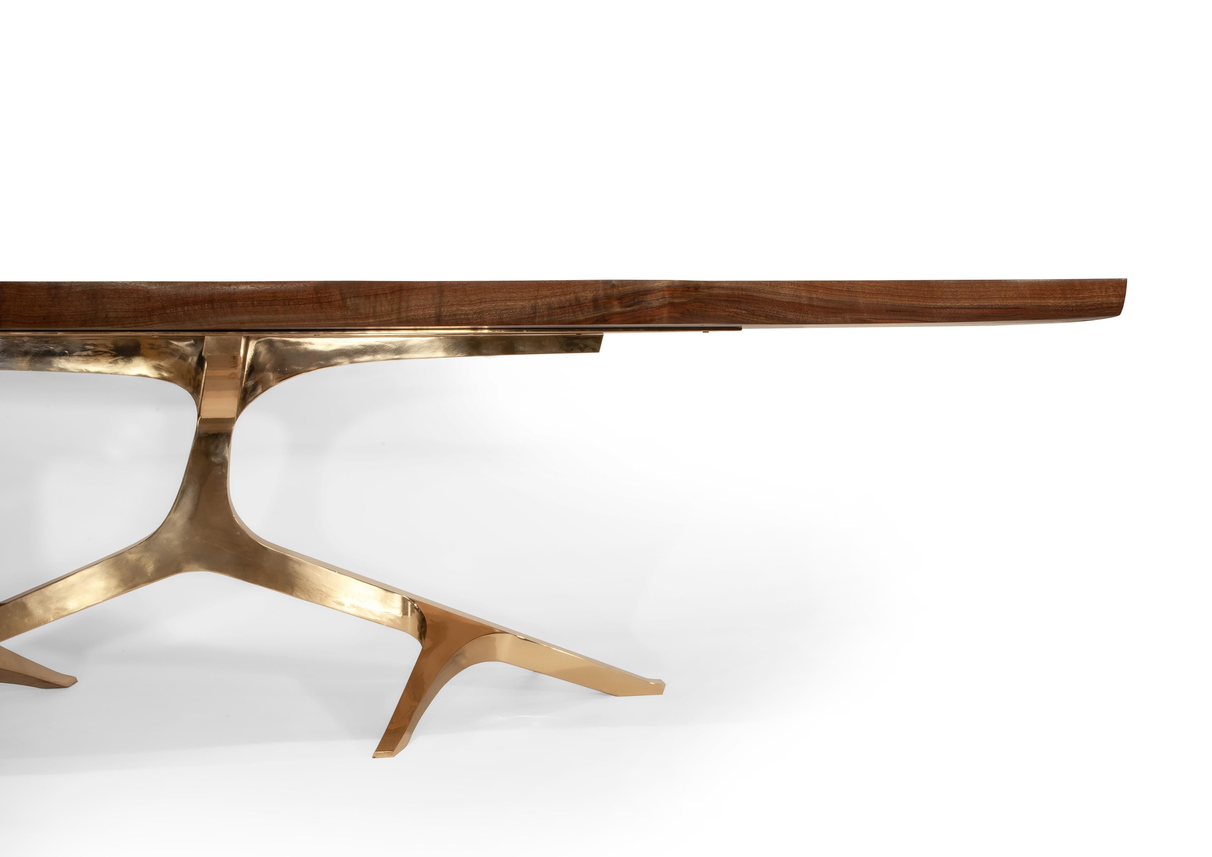 Poli Table de salle à manger, plateau en bois et base en bronze en vente