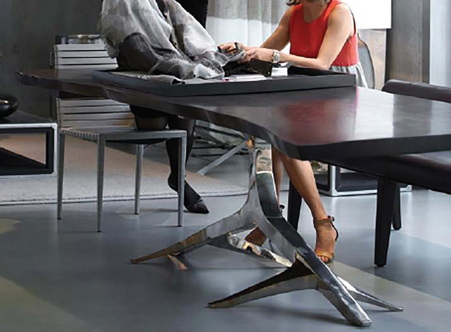 XXIe siècle et contemporain Table de salle à manger, plateau en bois et base en bronze en vente