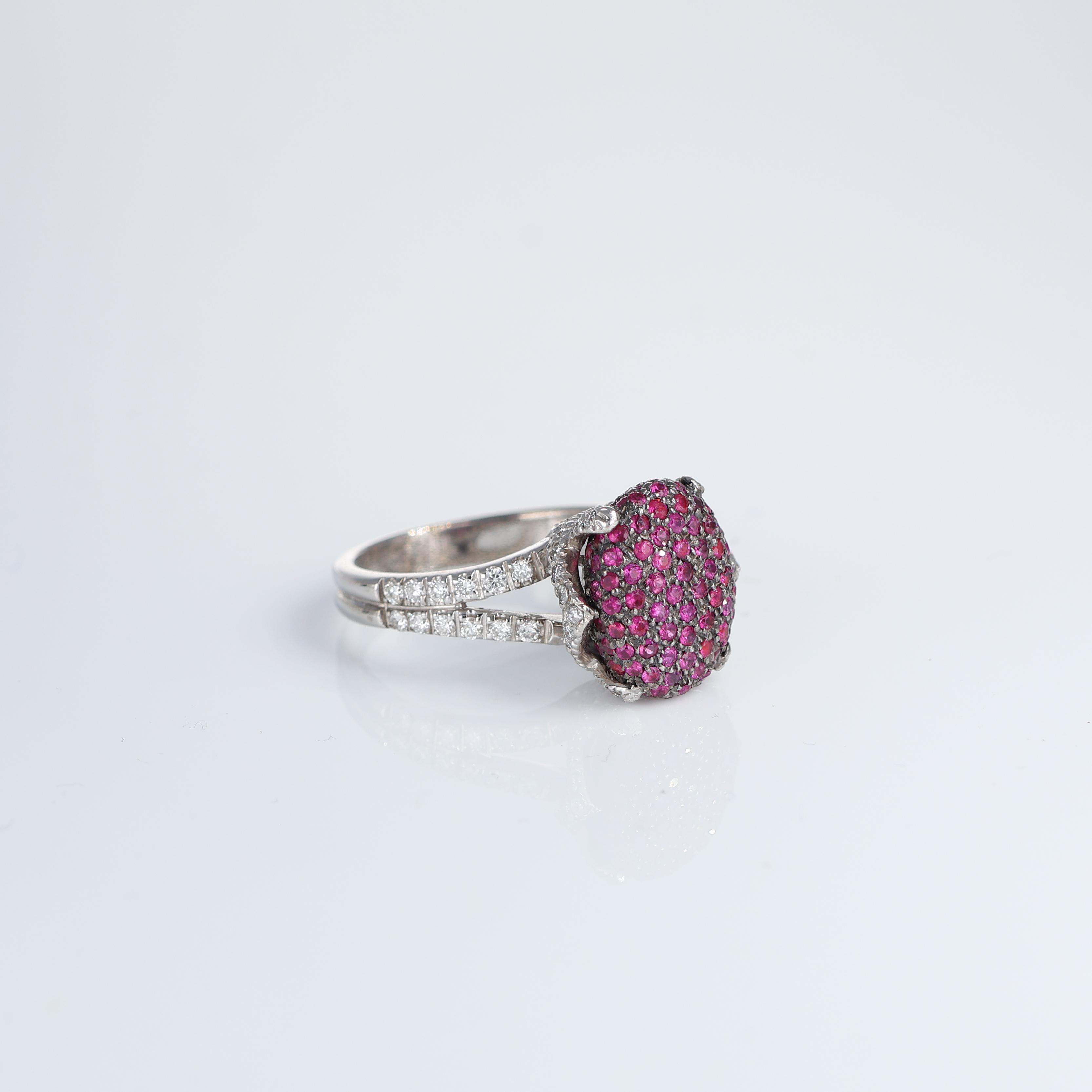 Rose Bud Flower Oval Pavé Diamond and Rubies Ring in 18kt White Gold In New Condition For Sale In Bergamo, BG