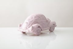 Sculpture de voiture en céramique émaillée « insecte rose »