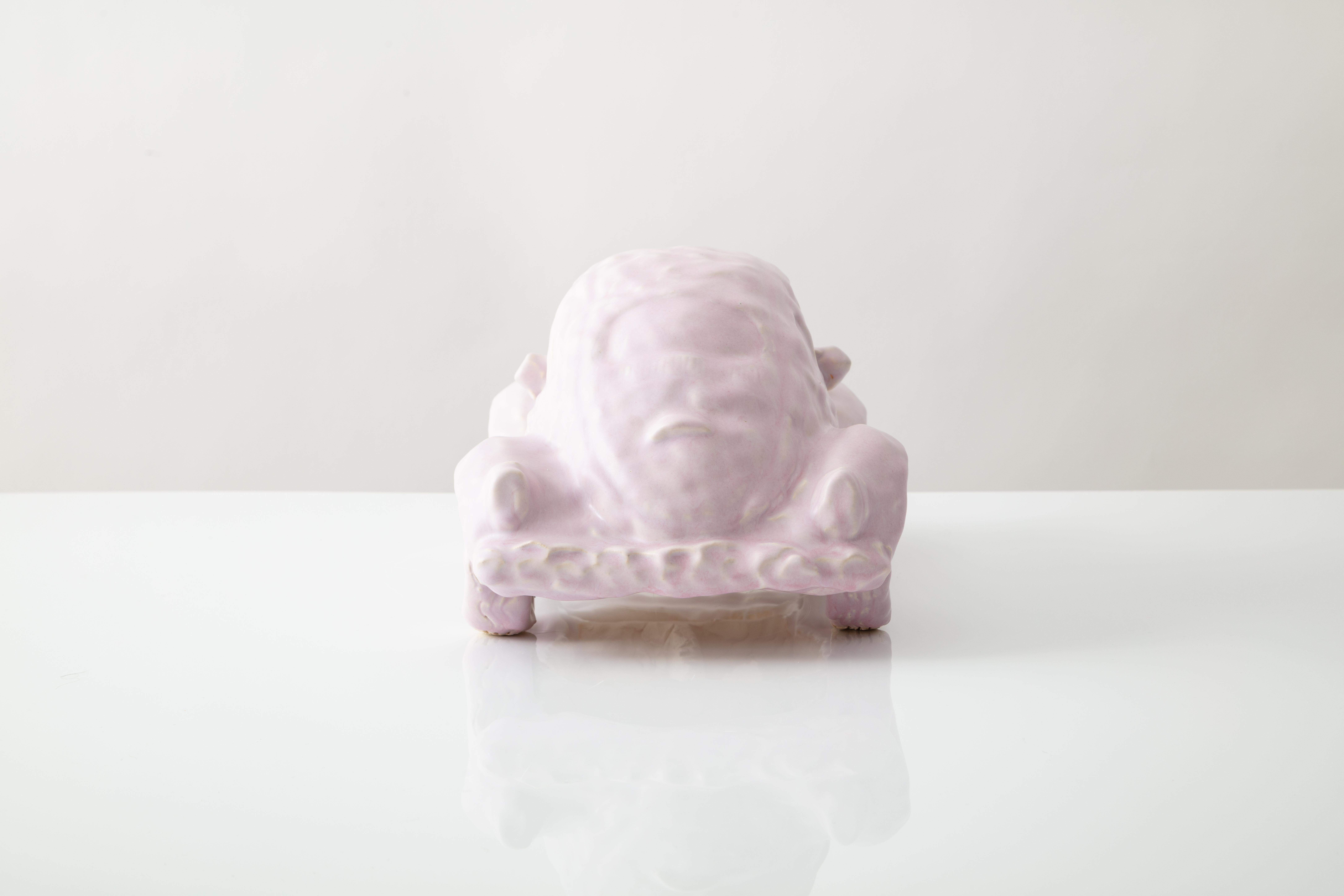 Moderne Sculpture de voiture en céramique émaillée « insecte rose » en vente