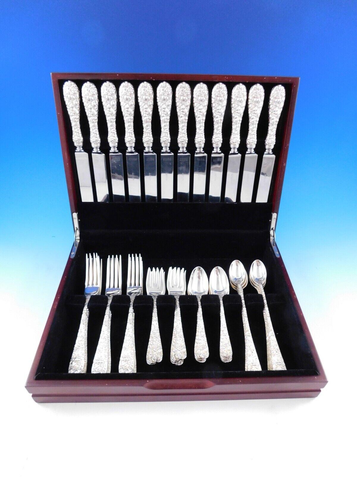 Debuttato per la prima volta nel 1892, Stieff Rose offre un elaborato disegno floreale in repousse.
Set di posate in argento sterling ripassato Rose by Stieff, 60 pezzi. Questo set comprende:

12 coltelli da pranzo, 9 1/2