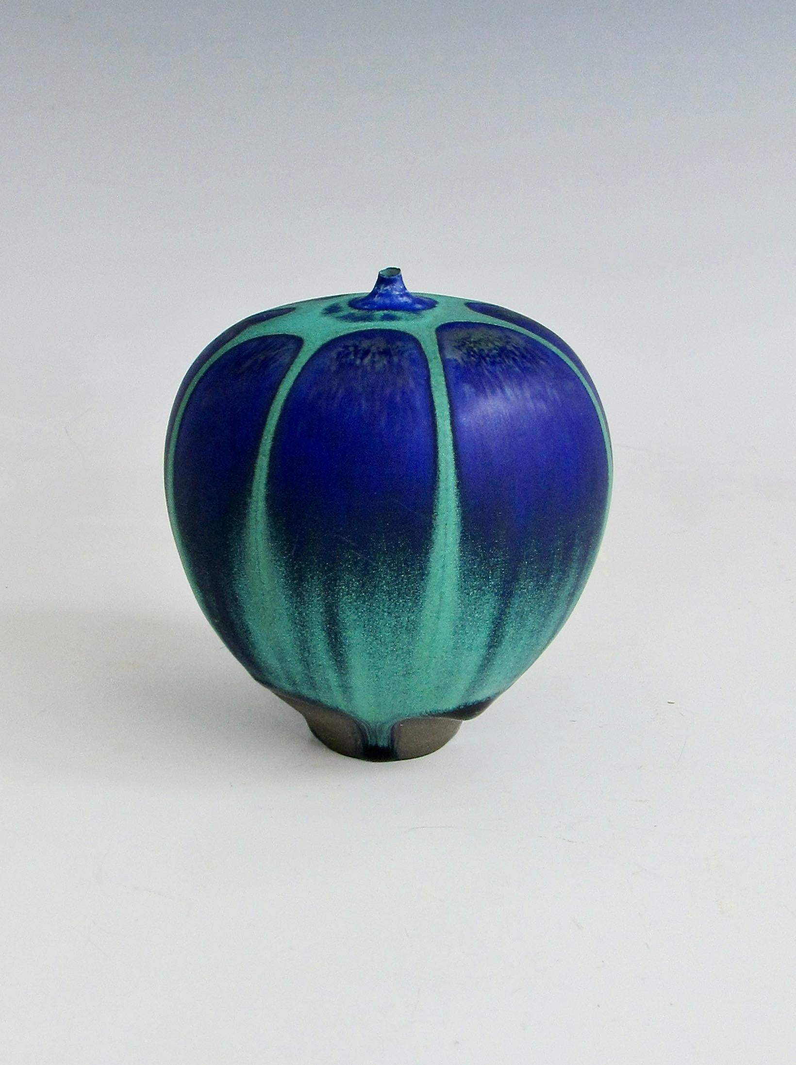Fait main  Rose Cabat Bleu profond sur vert de mer  Feelie Vase Weed Pot en vente