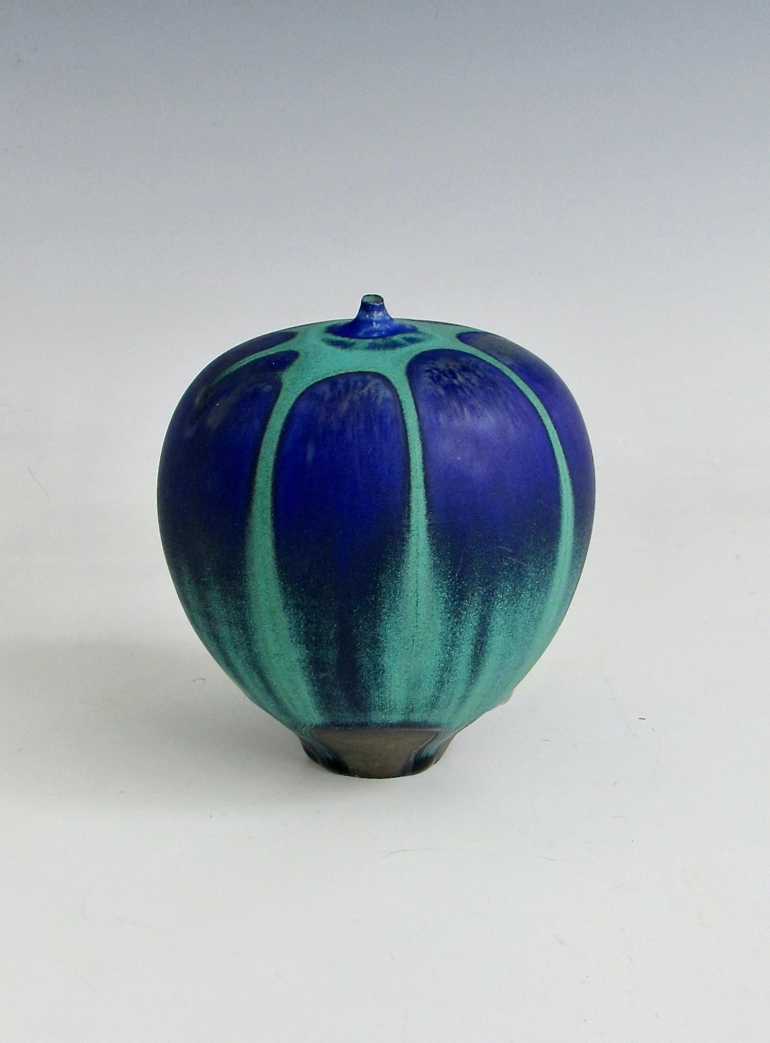  Rose Cabat Bleu profond sur vert de mer  Feelie Vase Weed Pot Bon état - En vente à Ferndale, MI