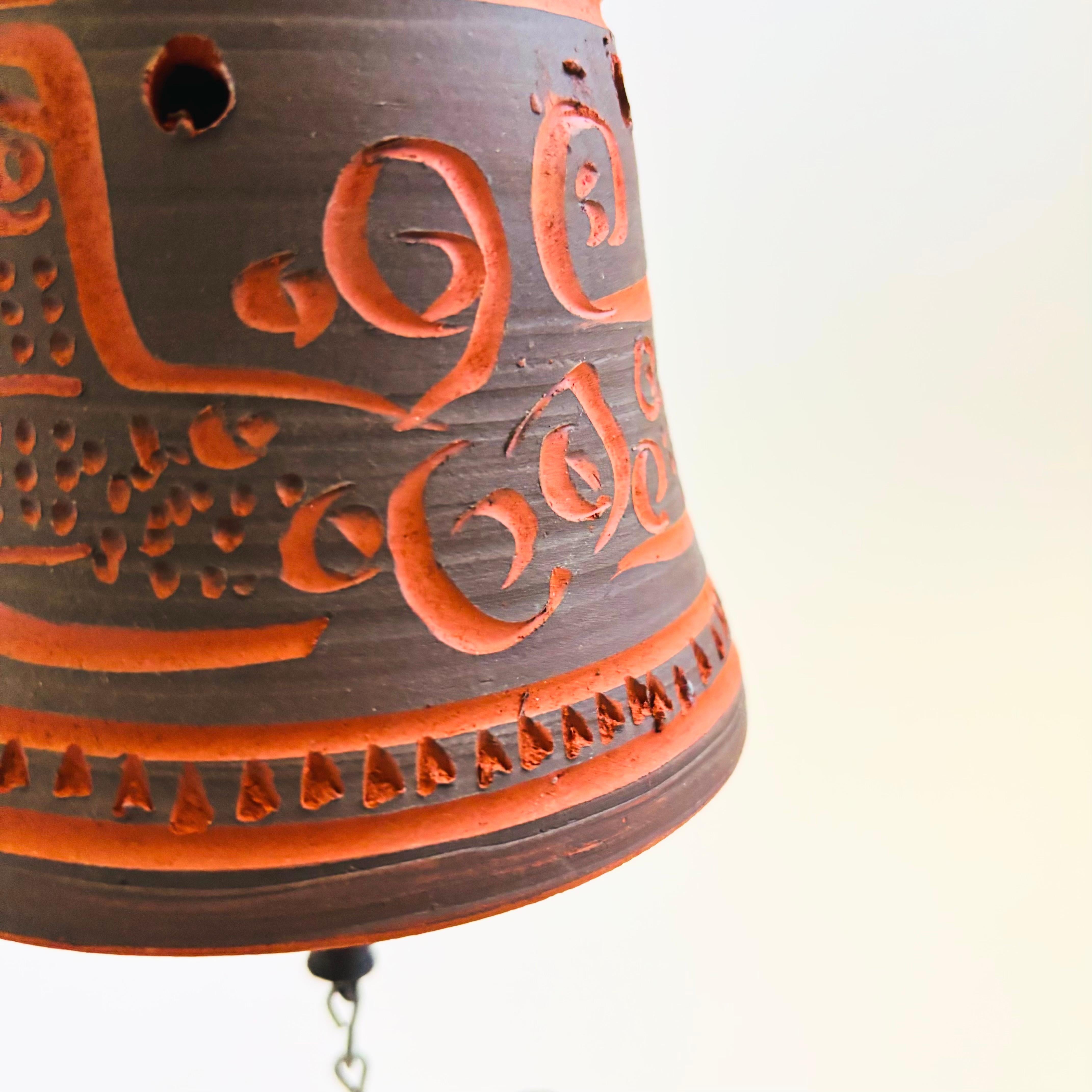 Americano Campana a vento per uccelli di Rose Cabat Pottery in vendita