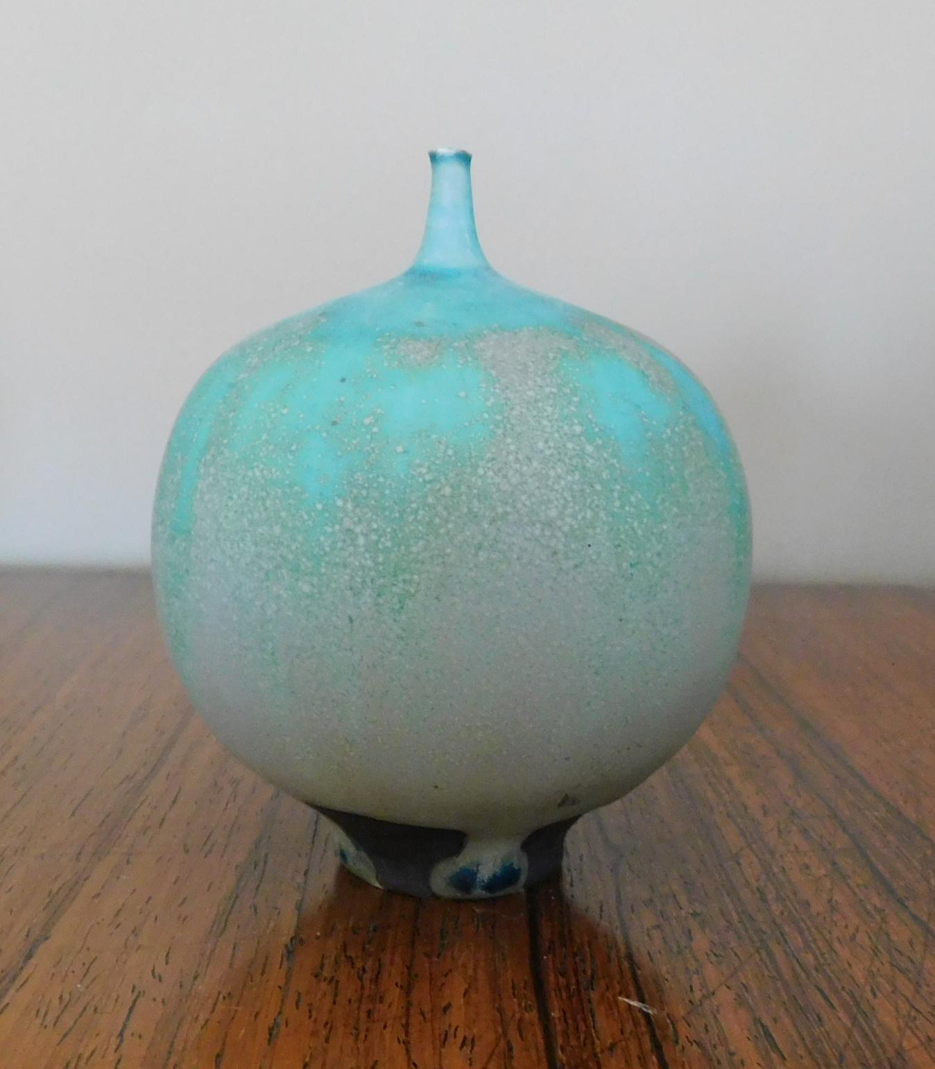 Ce pot de désherbage en porcelaine émaillée de Rose Cabat (1914-2015) porte sa traditionnelle glaçure douce 
