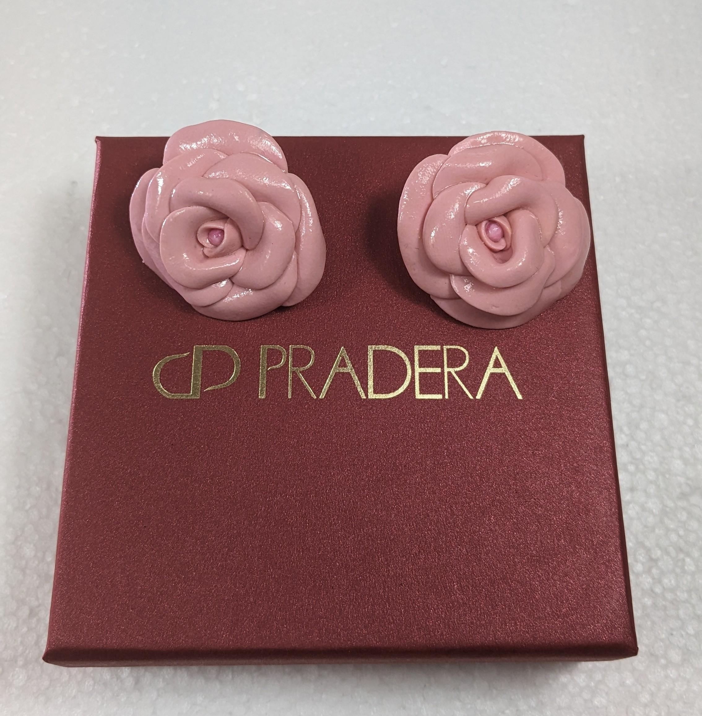  Rose Camelia Polymer  Earrings with golplated silver closure In New Condition For Sale In  Bilbao, ES