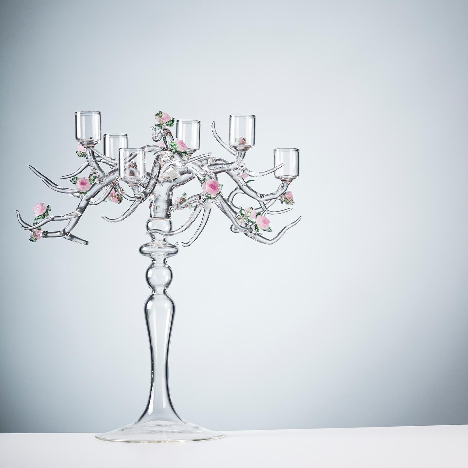 Ein mundgeblasener Glaskandelaber von Simone Crestani, mit 6 Kerzenhaltern

Der Rosenkandelaber ist ein atemberaubendes Werk von Simone Crestani, bei dem sich die Kunst der Glasbläserei in einen poetischen Ausdruck der Natur verwandelt. Auf einem