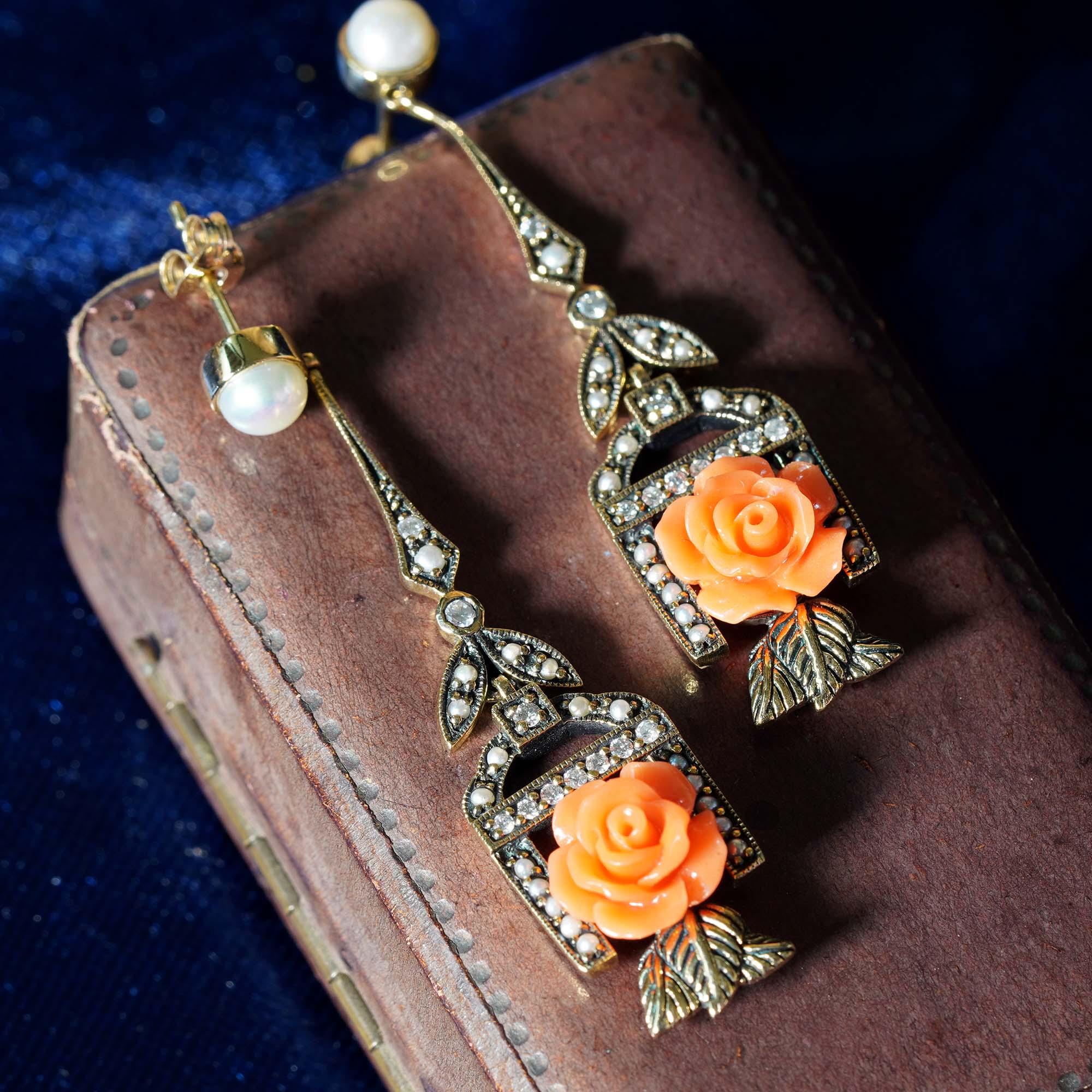 Rose geschnitzt Koralle Perle Diamant Vintage Style Drop 9K Gold Ohrringe im Zustand „Neu“ im Angebot in Oakton, VA